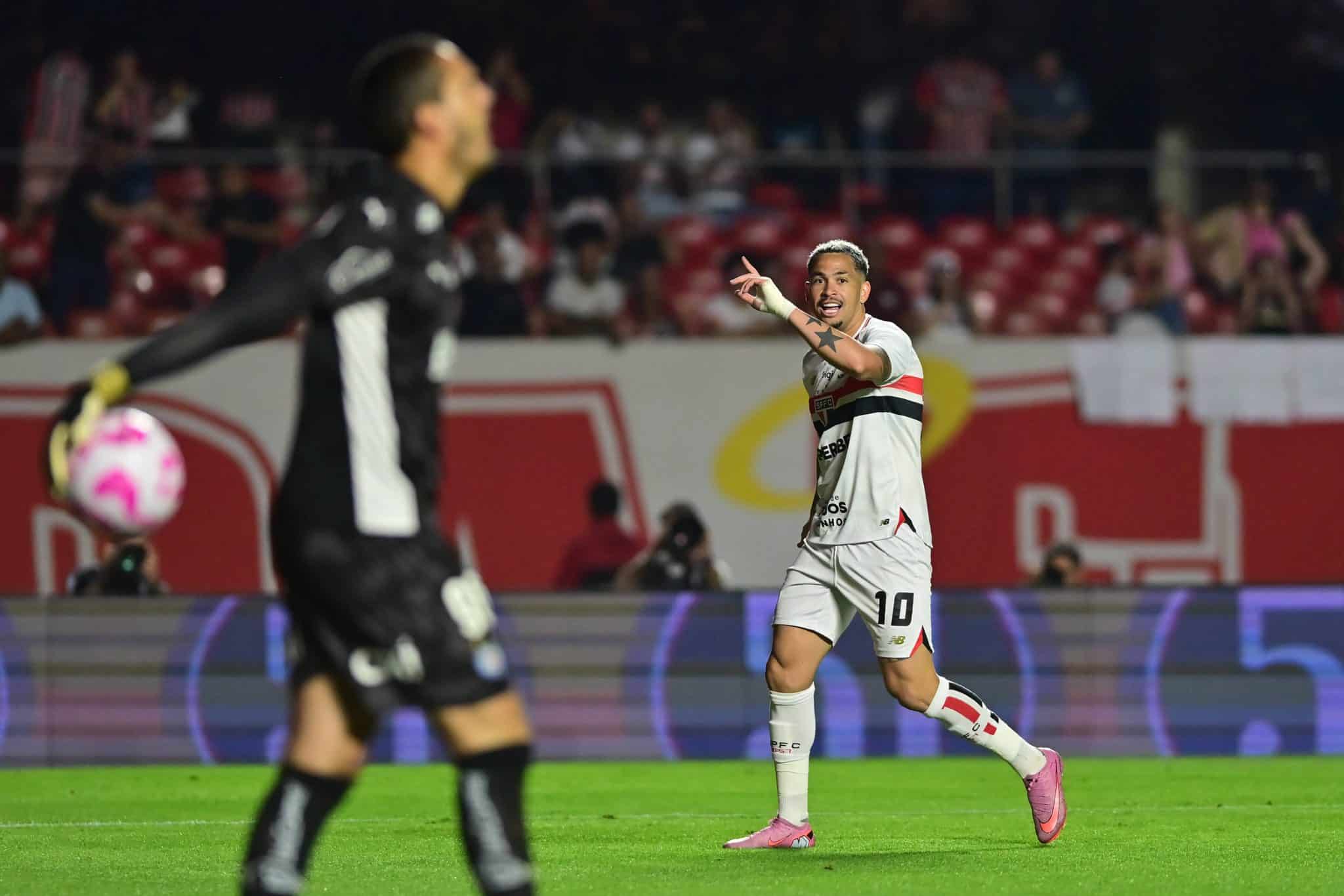 Luciano vibra com gol que abriu o placar no MorumBIS