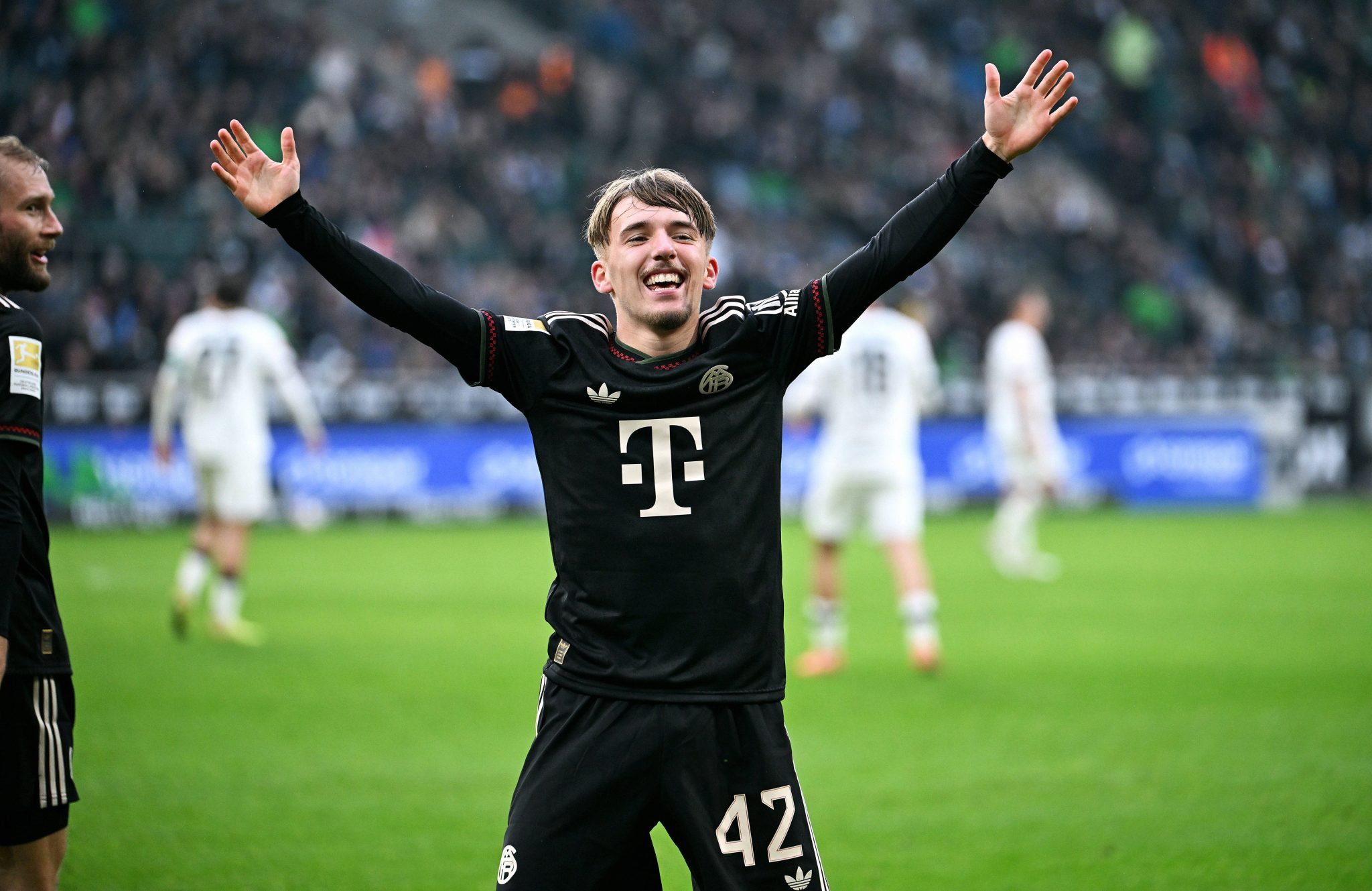 Quem &eacute; a joia do Bayern que acumula recordes impressionantes aos 17 anos