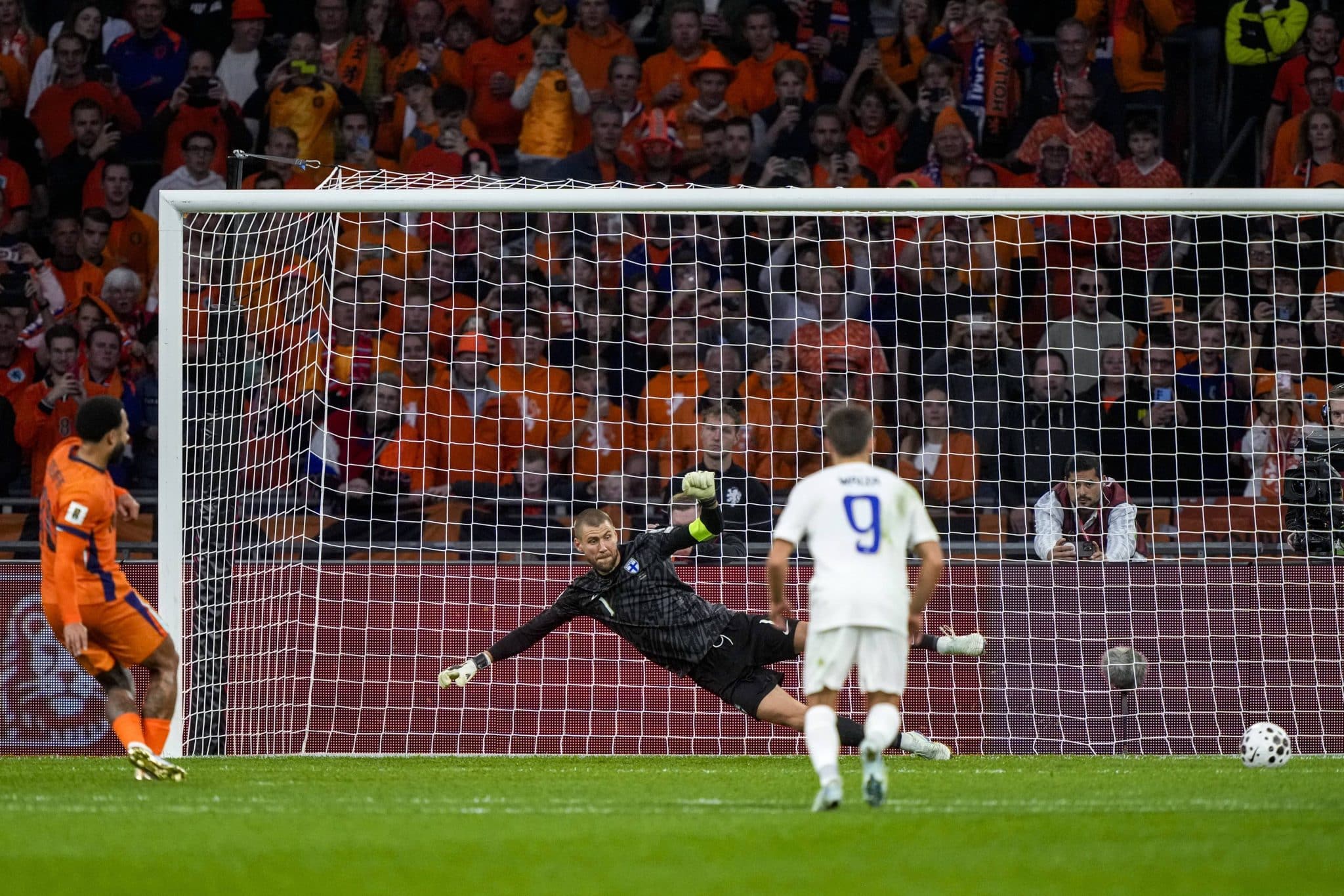 Cobran&ccedil;a de p&ecirc;nalti de Memphis em Holanda x Finl&acirc;ndia