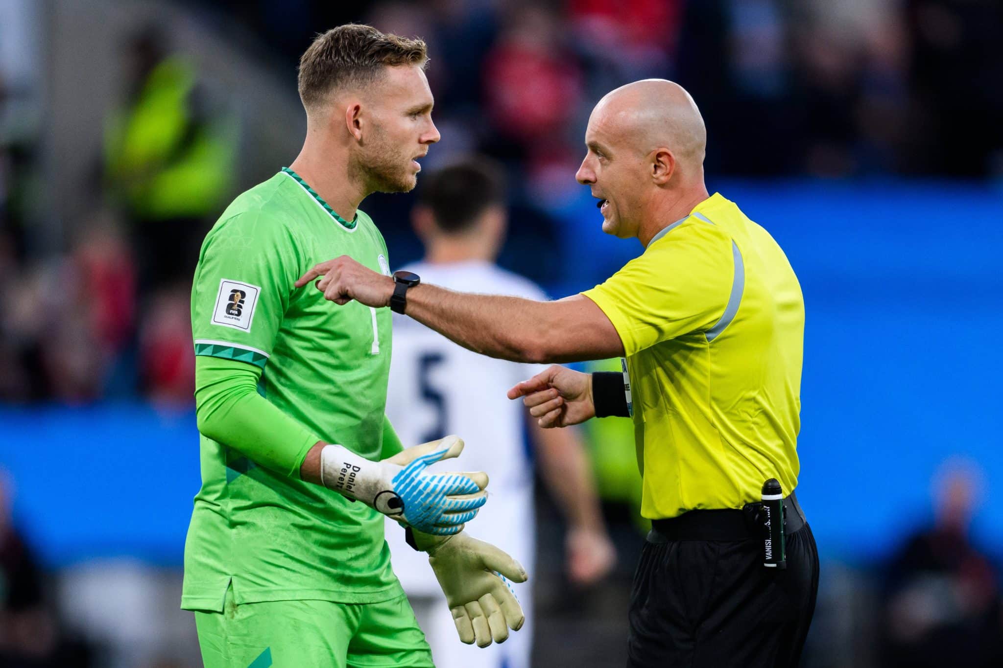 Peretz, goleiro de Israel, conversa com o &aacute;rbitro durante jogo contra a Noruega