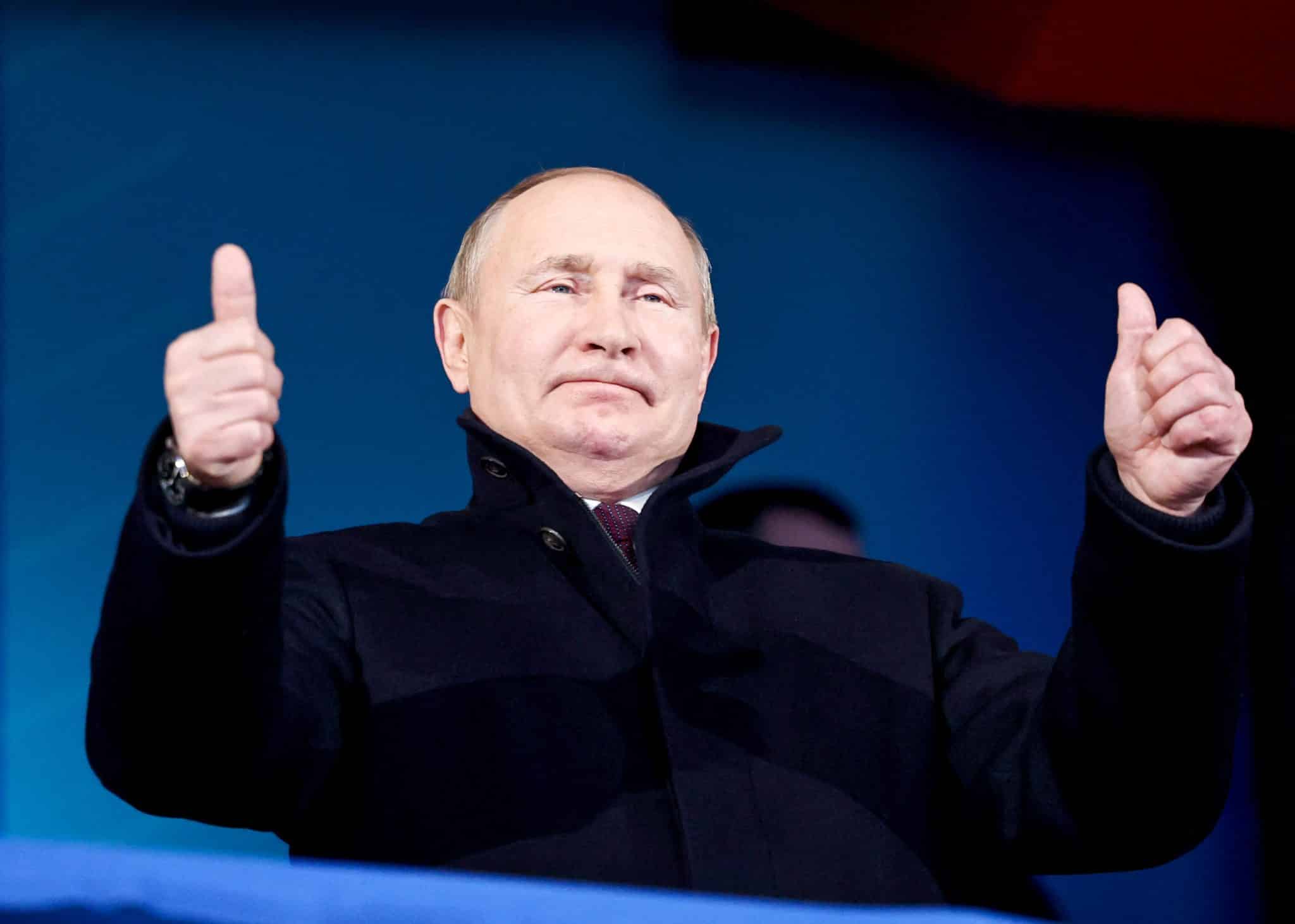 Presidente da R&uacute;ssia, Vladimir Putin faz sinal positivo em evento