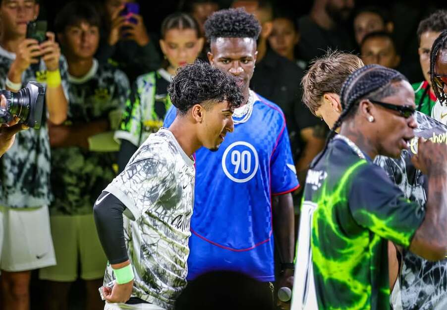 Alham Attaee ao lado de Vin&iacute;cius J&uacute;nior