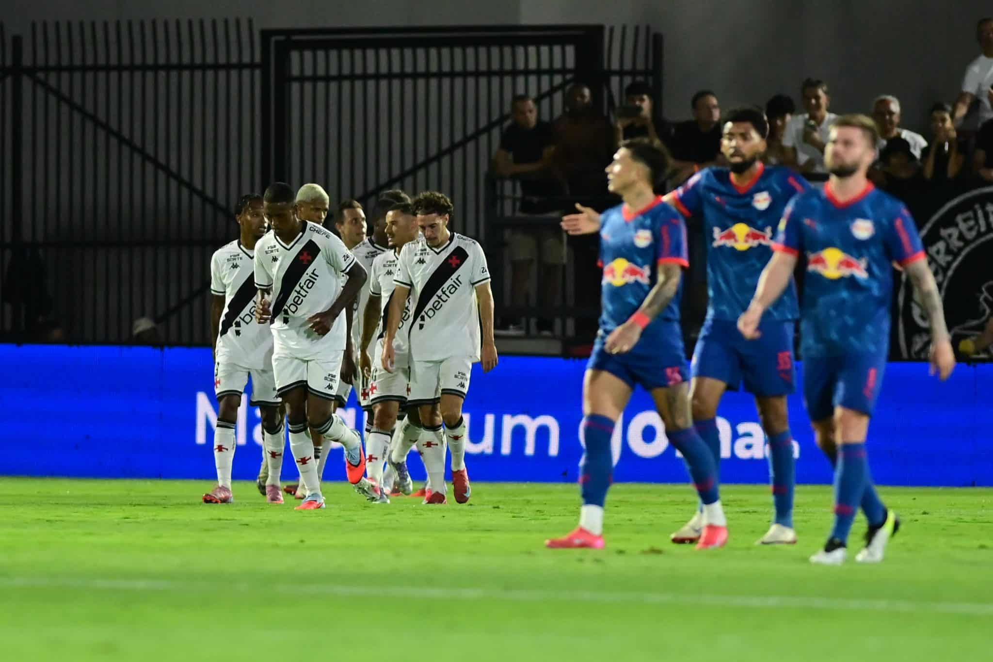 Jogadores do Vasco vibram com gol de Vegetti (