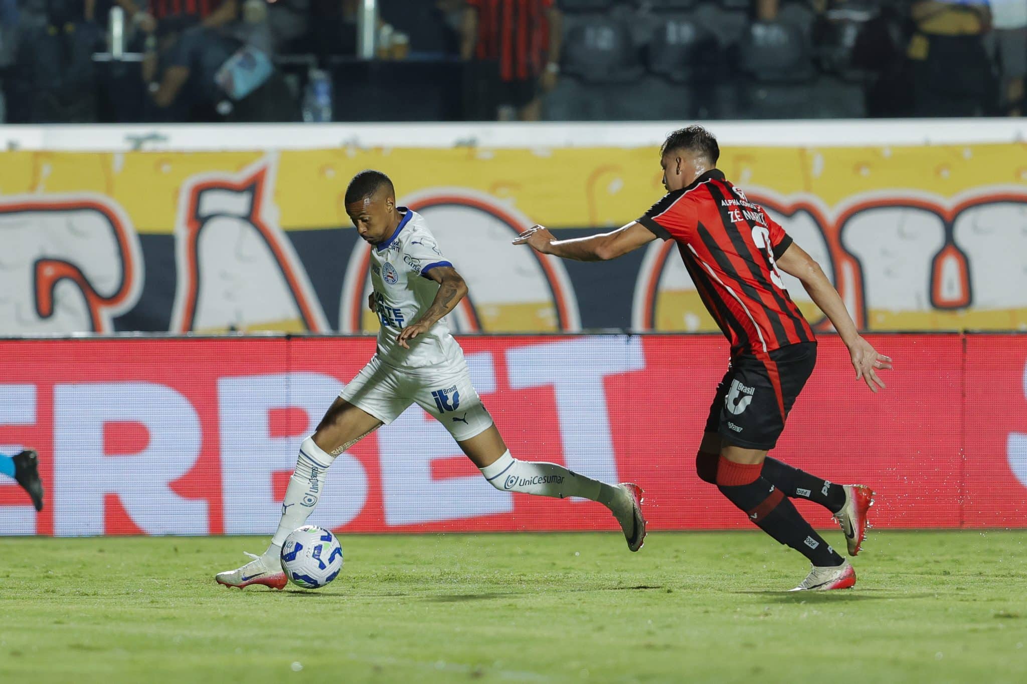 Ademir encara a marca&ccedil;&atilde;o de Z&eacute; Marcos em jogo entre Vit&oacute;ria e Bahia