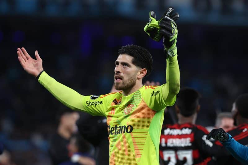 Após ‘atuação soberba’ pelo Flamengo, Rossi ganha apoio de Filipe Luis por sonho antigo