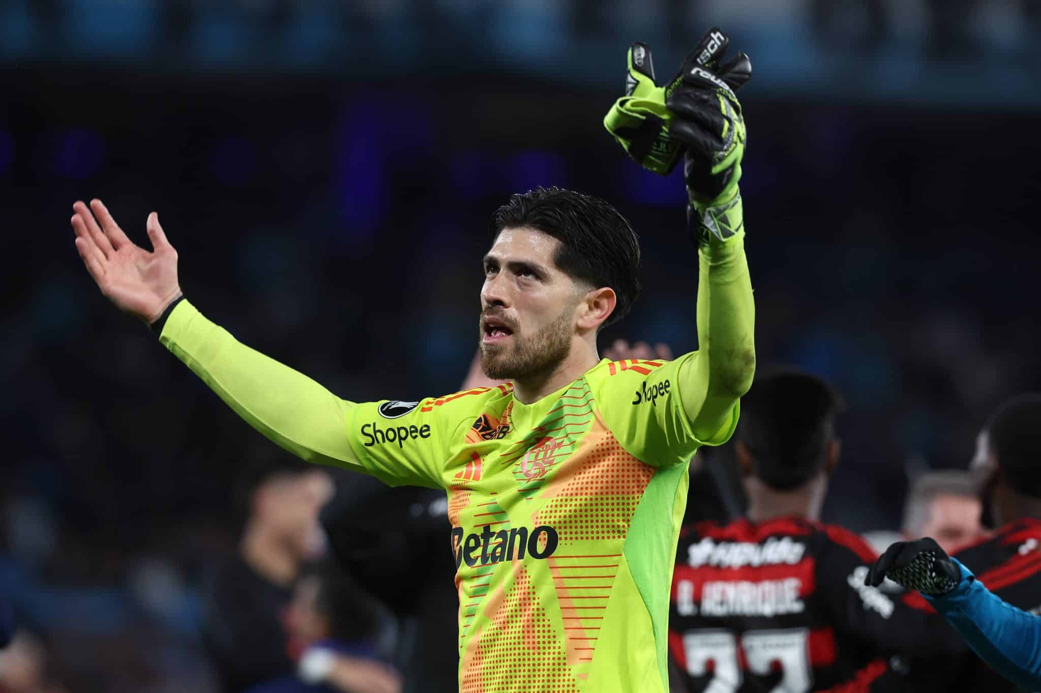 Ap&oacute;s &lsquo;atua&ccedil;&atilde;o soberba&rsquo; pelo Flamengo, Rossi ganha apoio de Filipe Luis por sonho antigo