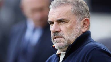 T&eacute;cnico amea&ccedil;ado na Premier League faz mon&oacute;logo de cinco minutos para explicar perman&ecirc;ncia