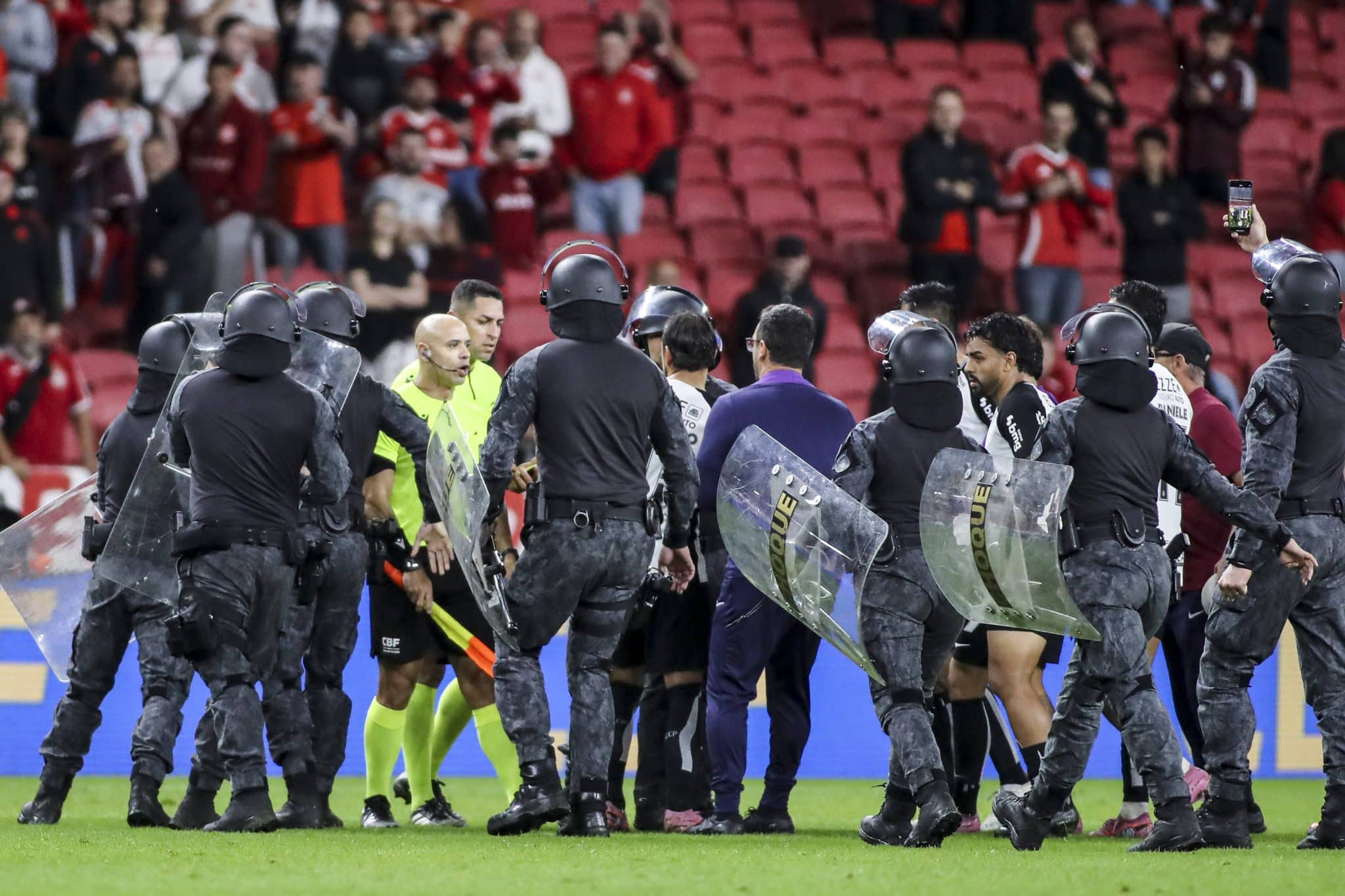 Inter Corinthians &aacute;rbitro escoltado