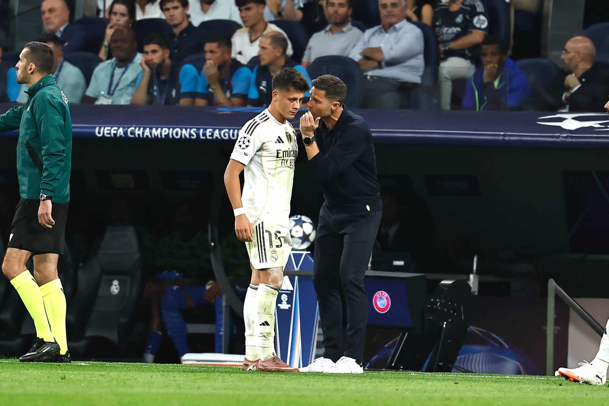 Xabi Alonso d&aacute; instru&ccedil;&otilde;es a Arda G&uuml;ler em jogo do Real Madrid