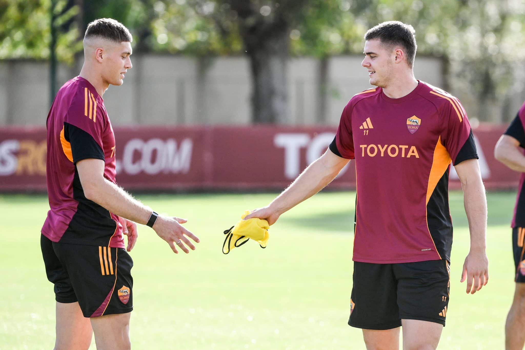 Artem Dovbyk e Evan Ferguson pela Roma (Foto: Imago)