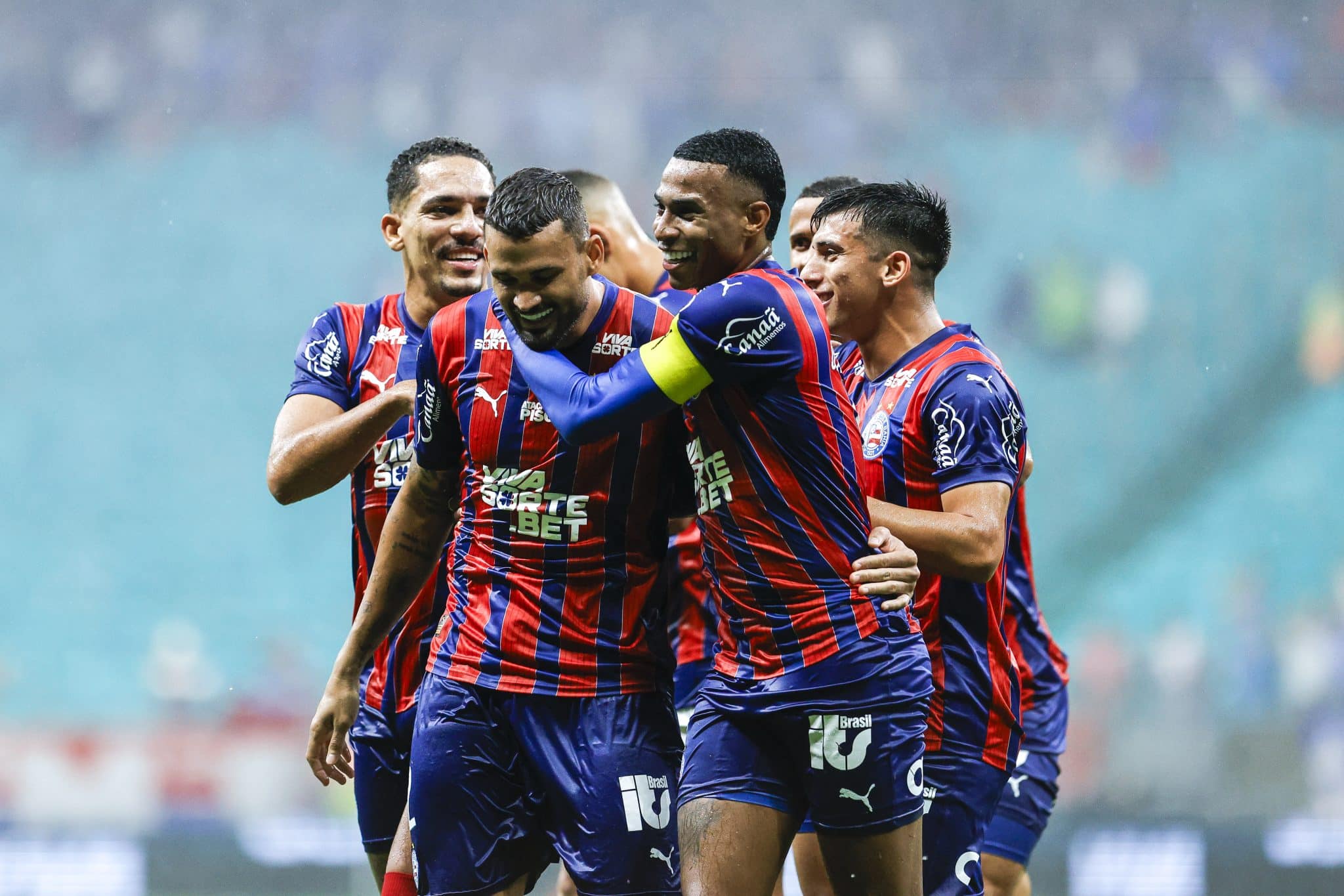 Jogadores do Bahia comemoram gol