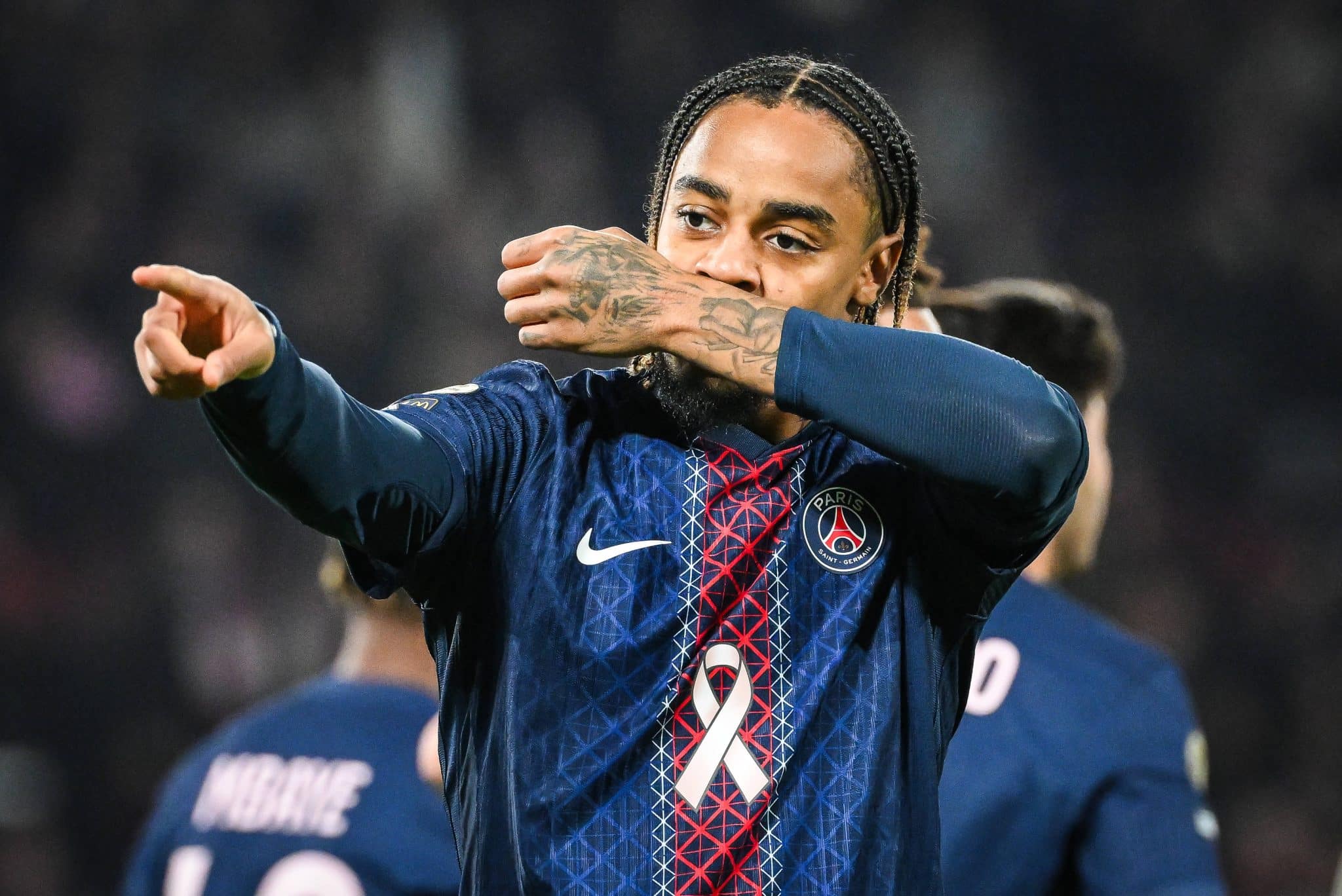 Barcola celebra gol pelo PSG