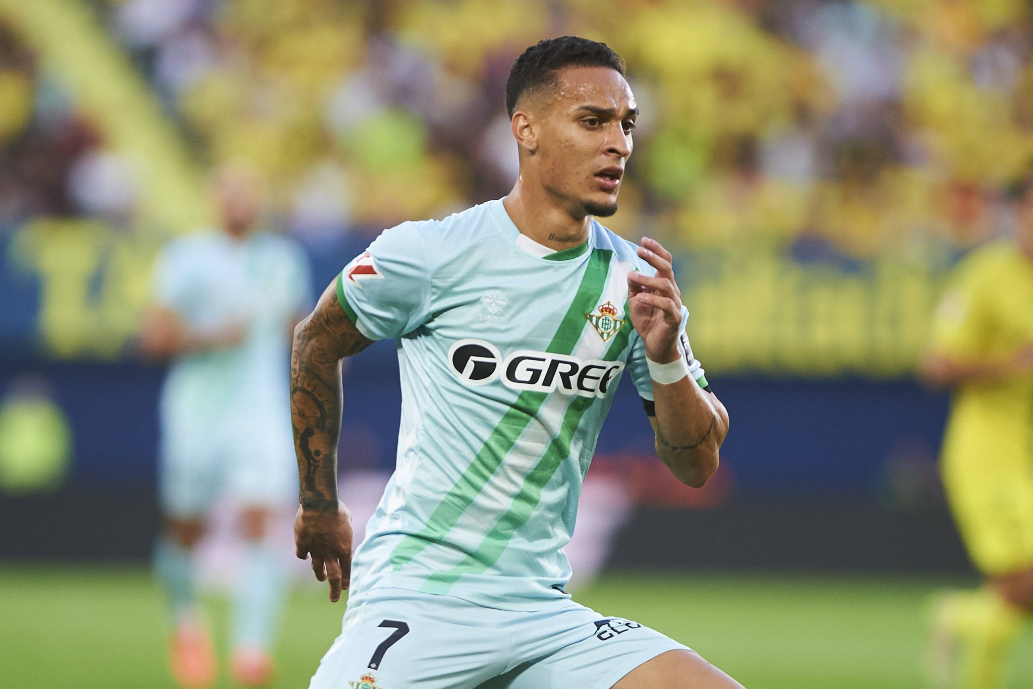 &lsquo;Est&aacute; iluminado&rsquo;: Antony coloca Villarreal no bolso e resgata Betis em decis&atilde;o antecipada