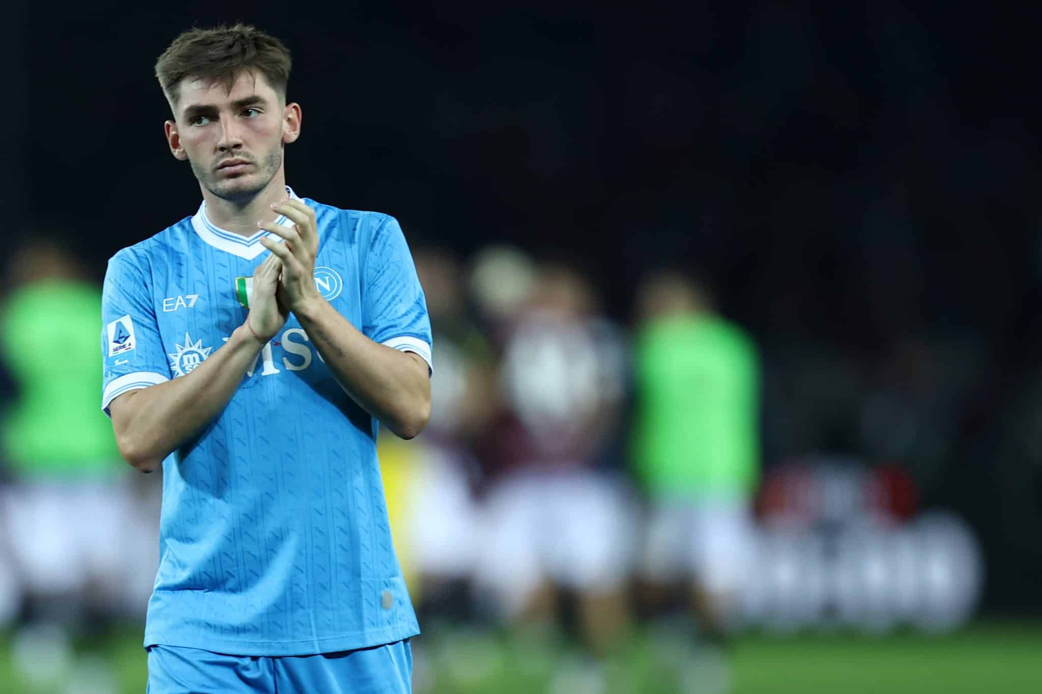 Billy Gilmour aplaude torcida do Napoli ap&oacute;s derrota
