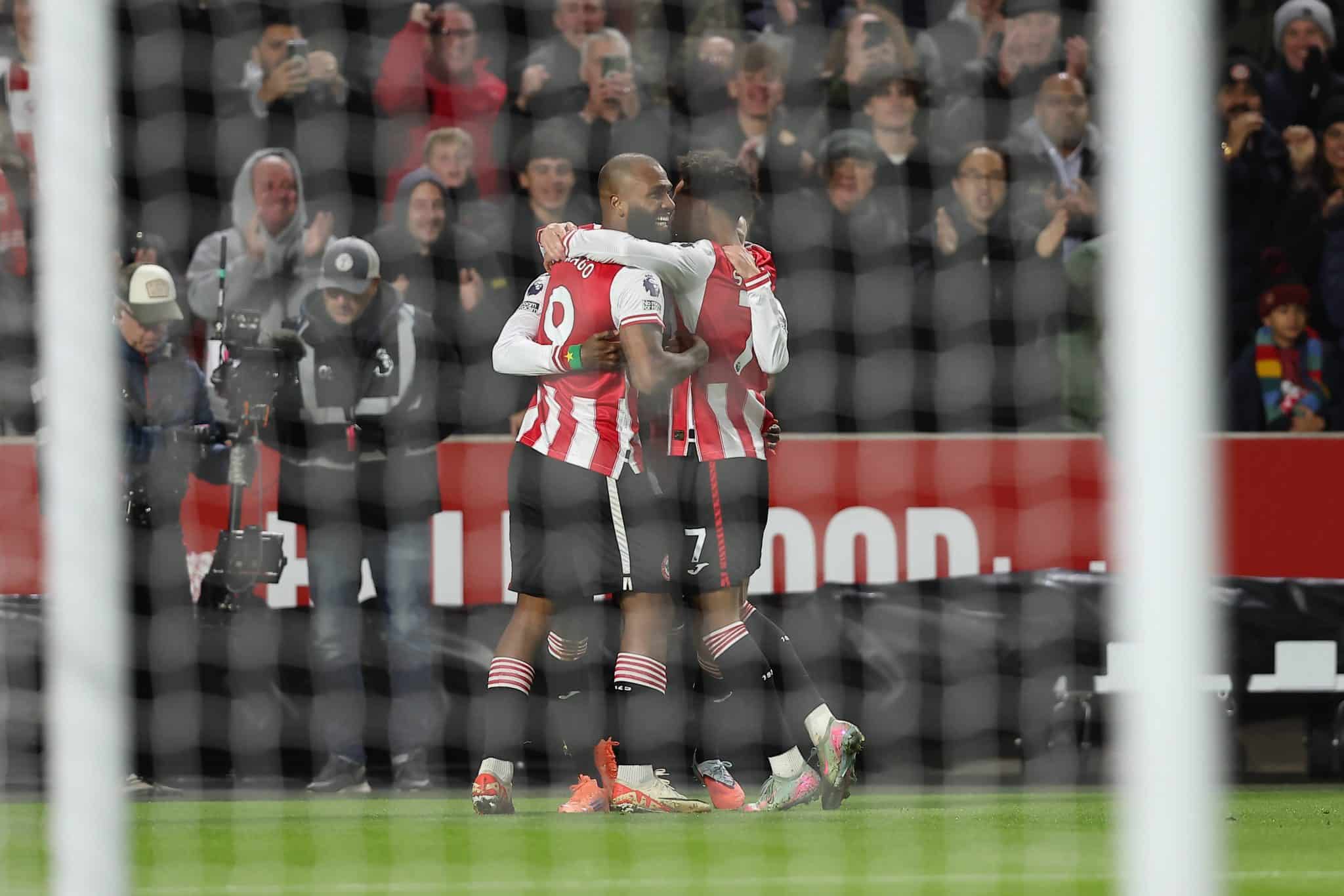 Jogadores do Brentford comemoram gol sobre o Liverpool