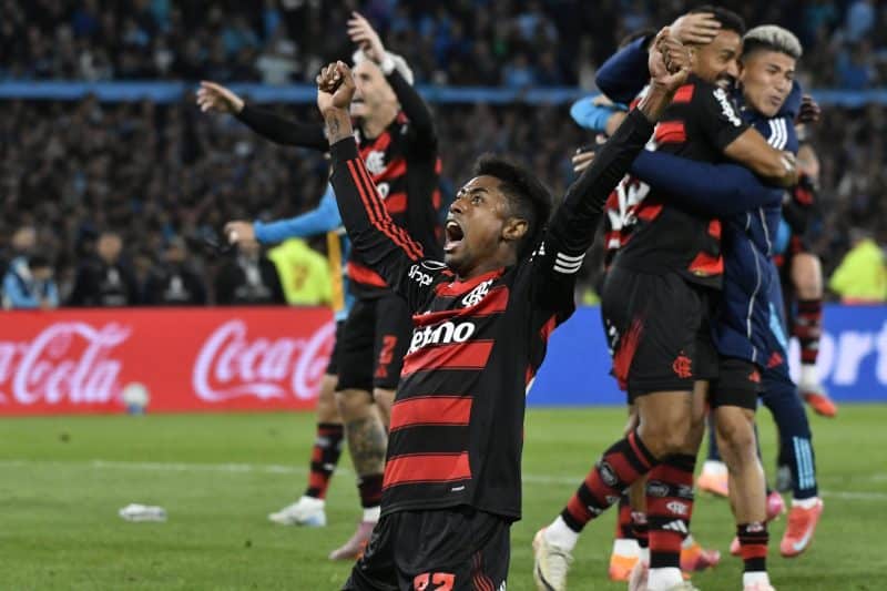 Entre controle e resistência: Um Flamengo ‘híbrido’ superou Racing e o caos em Avellaneda