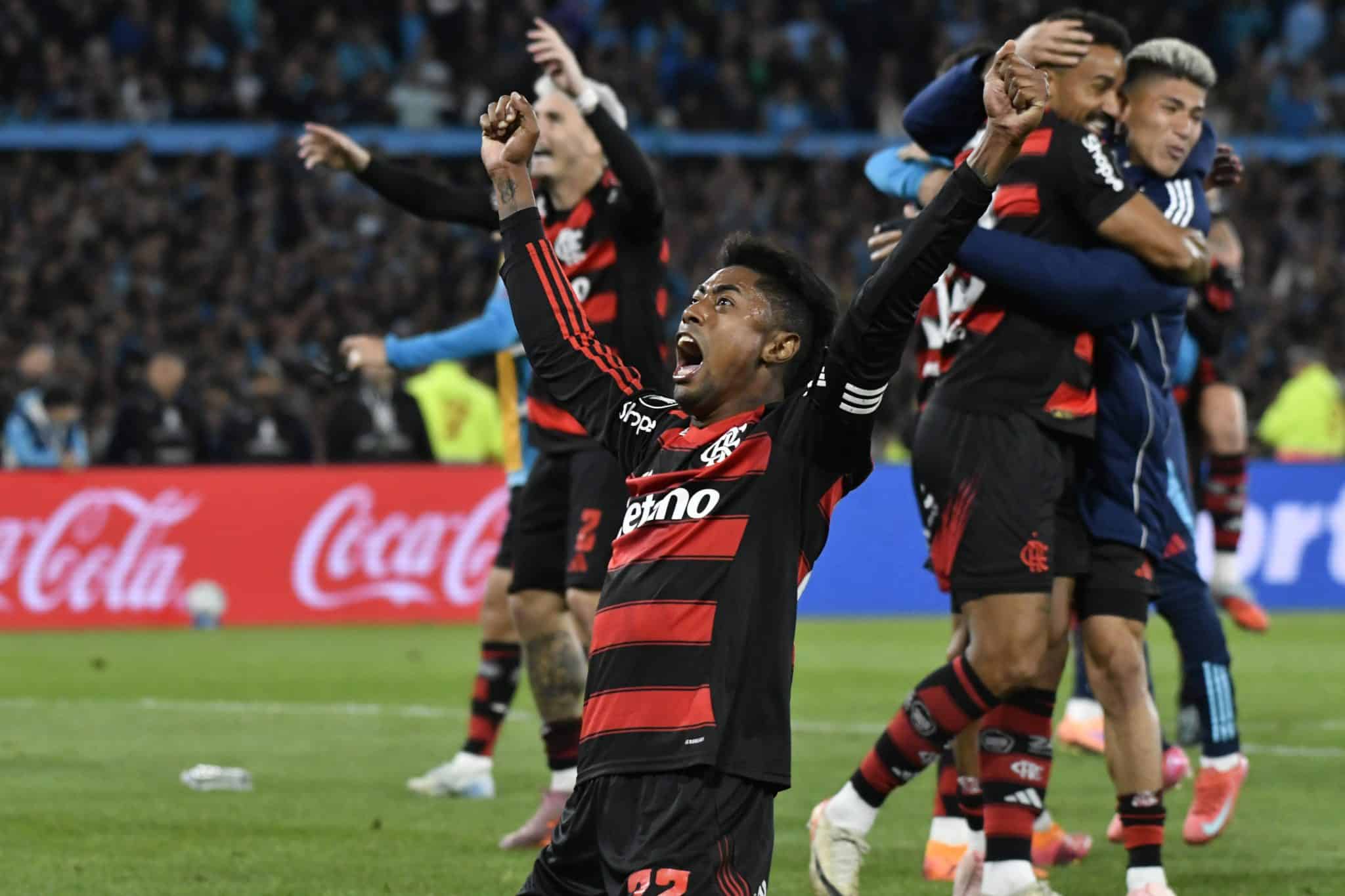 Entre controle e resist&ecirc;ncia: Um Flamengo &lsquo;h&iacute;brido&rsquo; superou Racing e o caos em Avellaneda