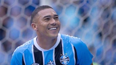 Fator novo do Gr&ecirc;mio decide de novo e se firma como trunfo que afastou o time do Z4