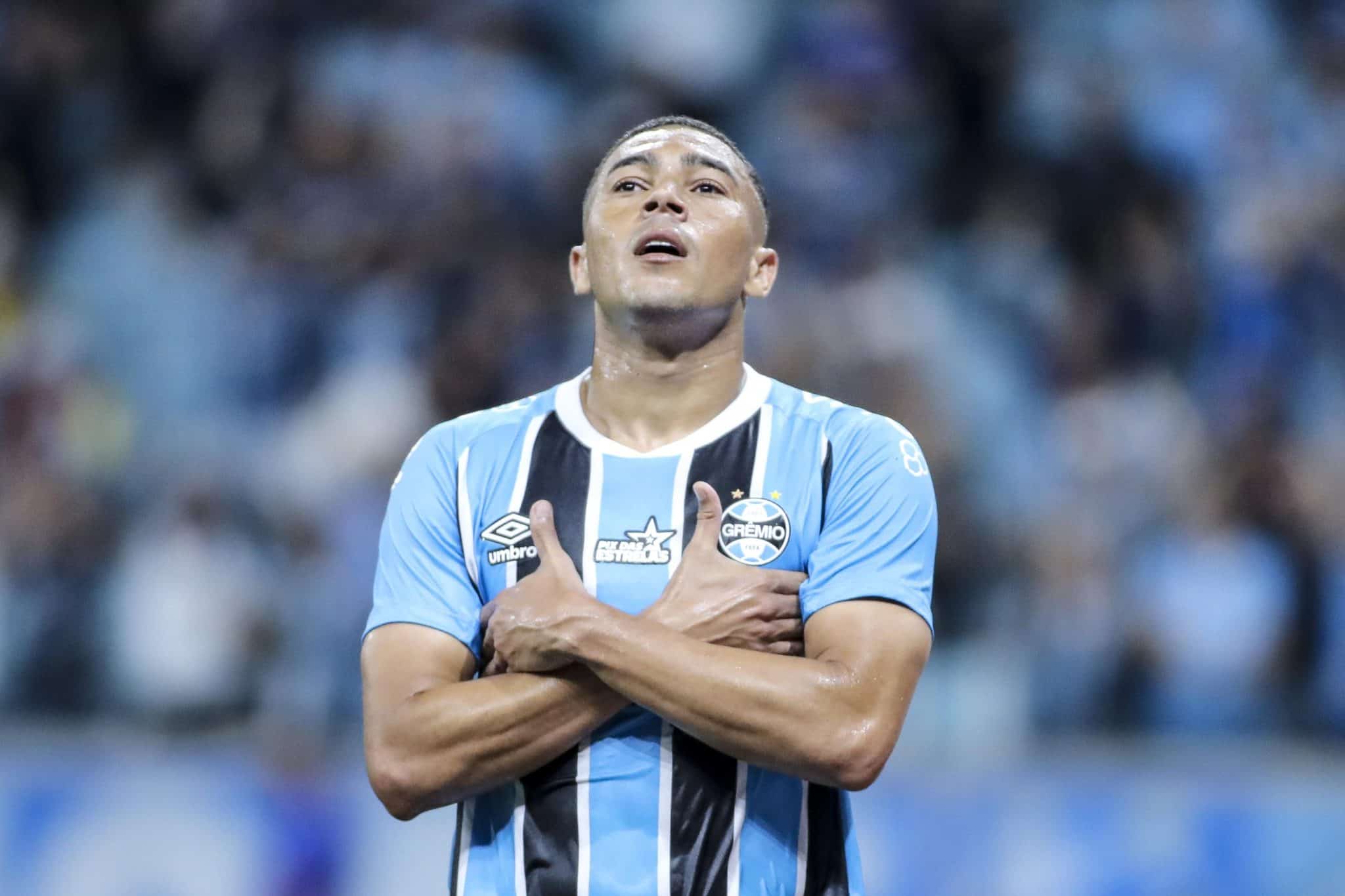 Carlos Vin&iacute;cius comemora gol do Gr&ecirc;mio