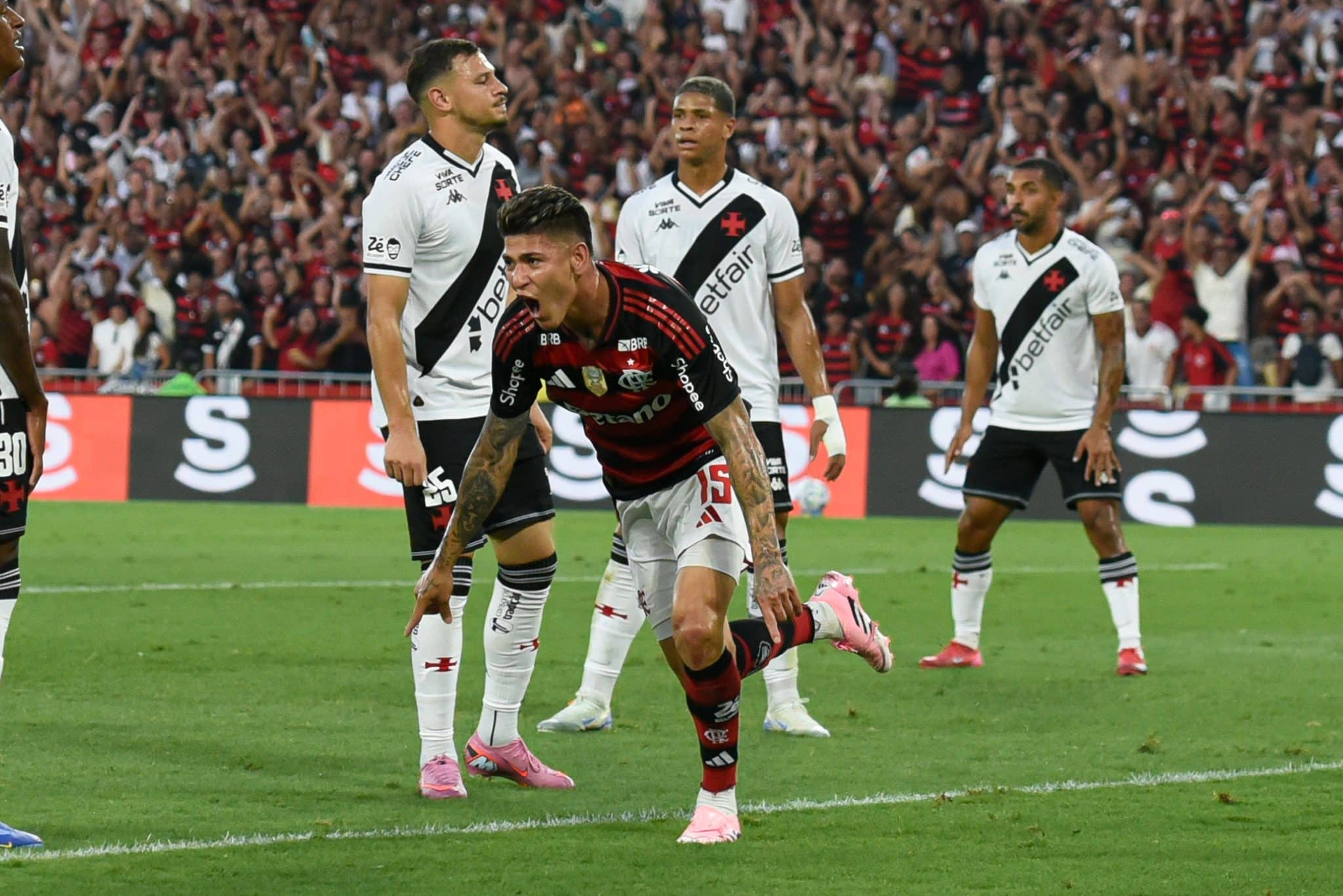 Carrascal celebra gol marcado pelo Flamengo contra o Vasco 