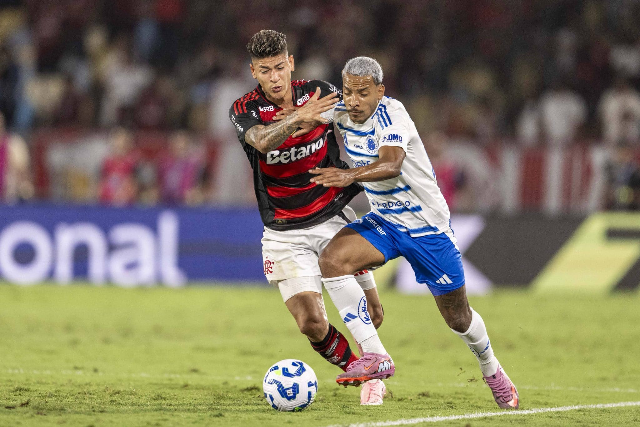 Carrascal, do Flamengo, e Matheus Pereira, do Cruzeiro, em disputa de bola