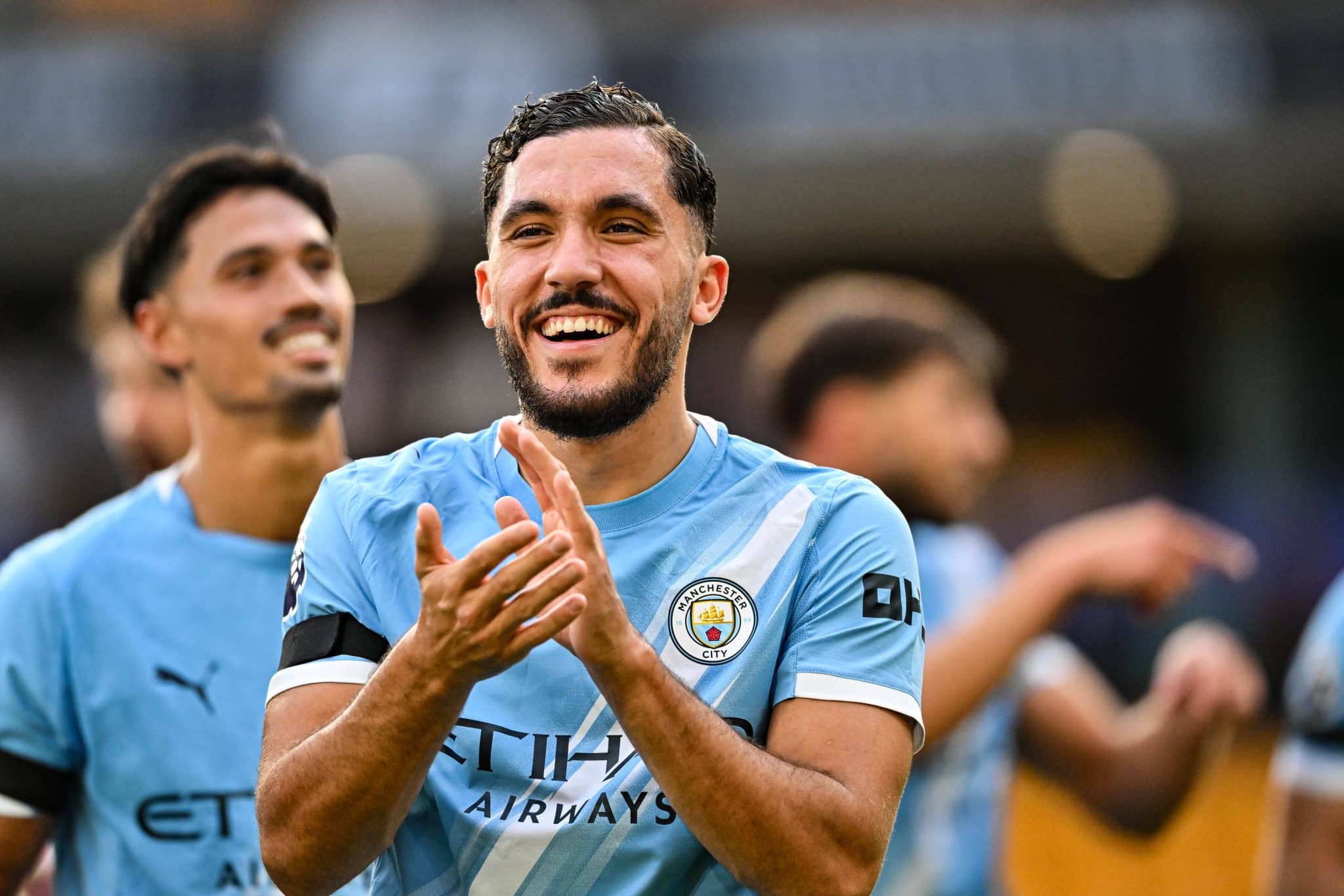 Cherki aplaude torcida do Manchester City