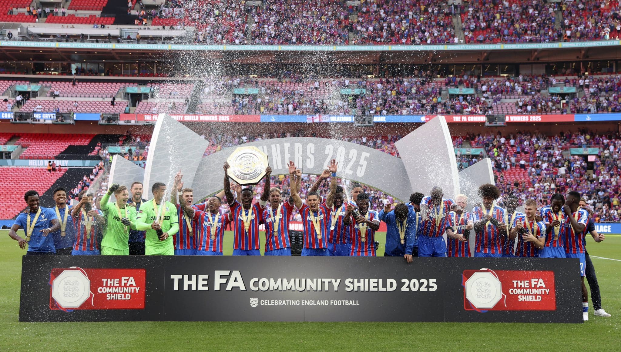 Elenco do Crystal Palace comemora t&iacute;tulo da Supercopa da Inglaterra