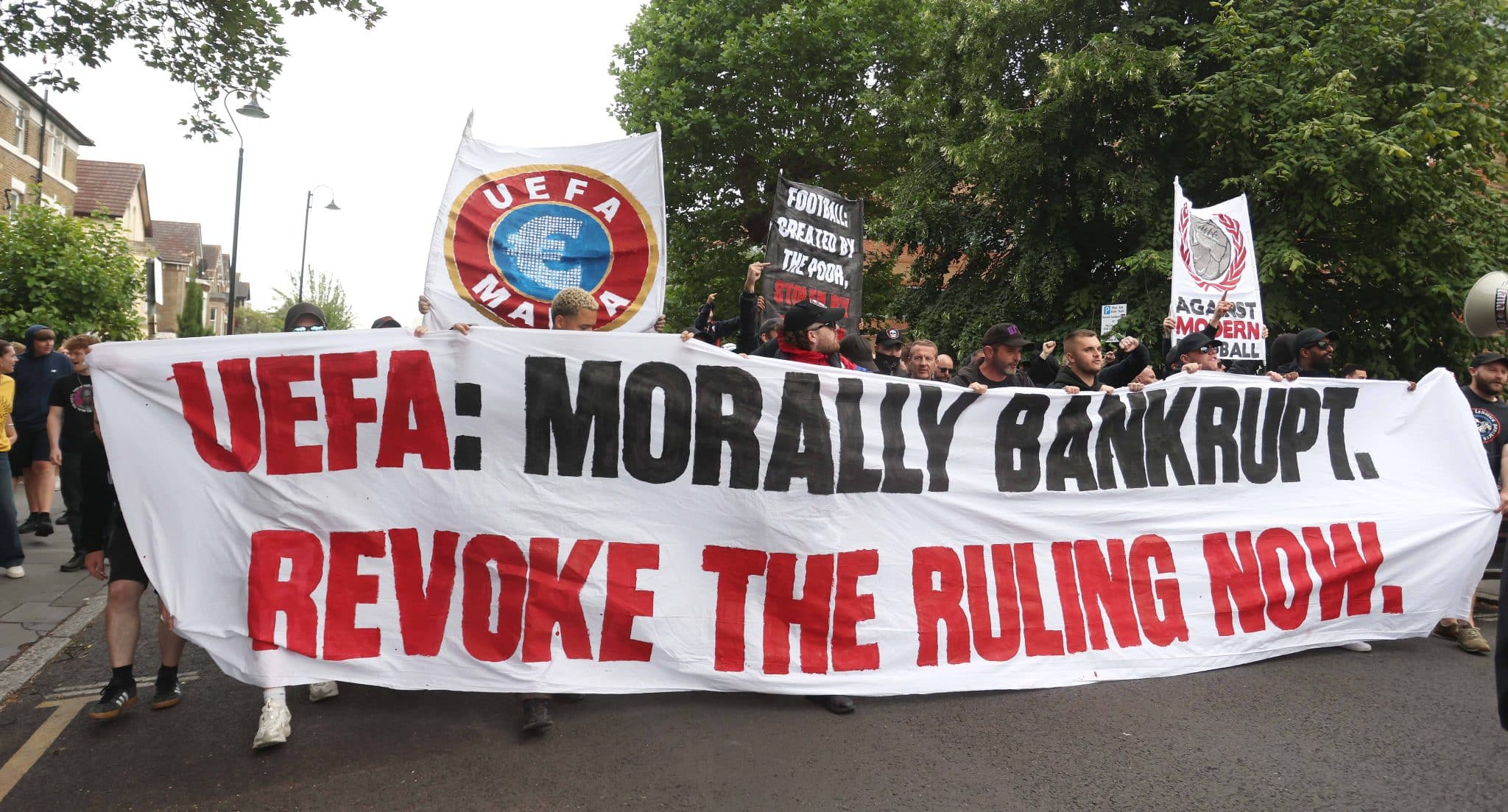 Uefa pode flexibilizar regra que prejudicou Crystal Palace antes de sa&iacute;da de Textor; entenda