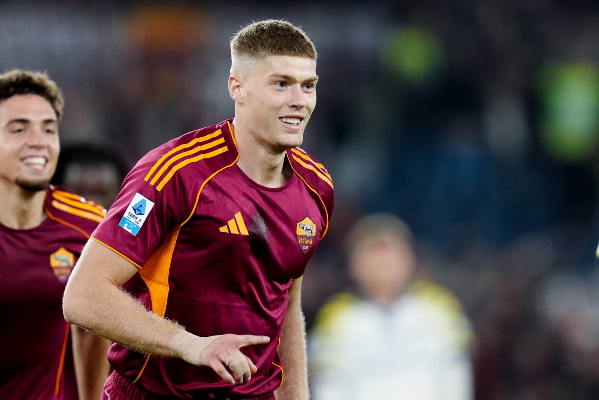 Artem Dovbyk celebra gol pela Roma