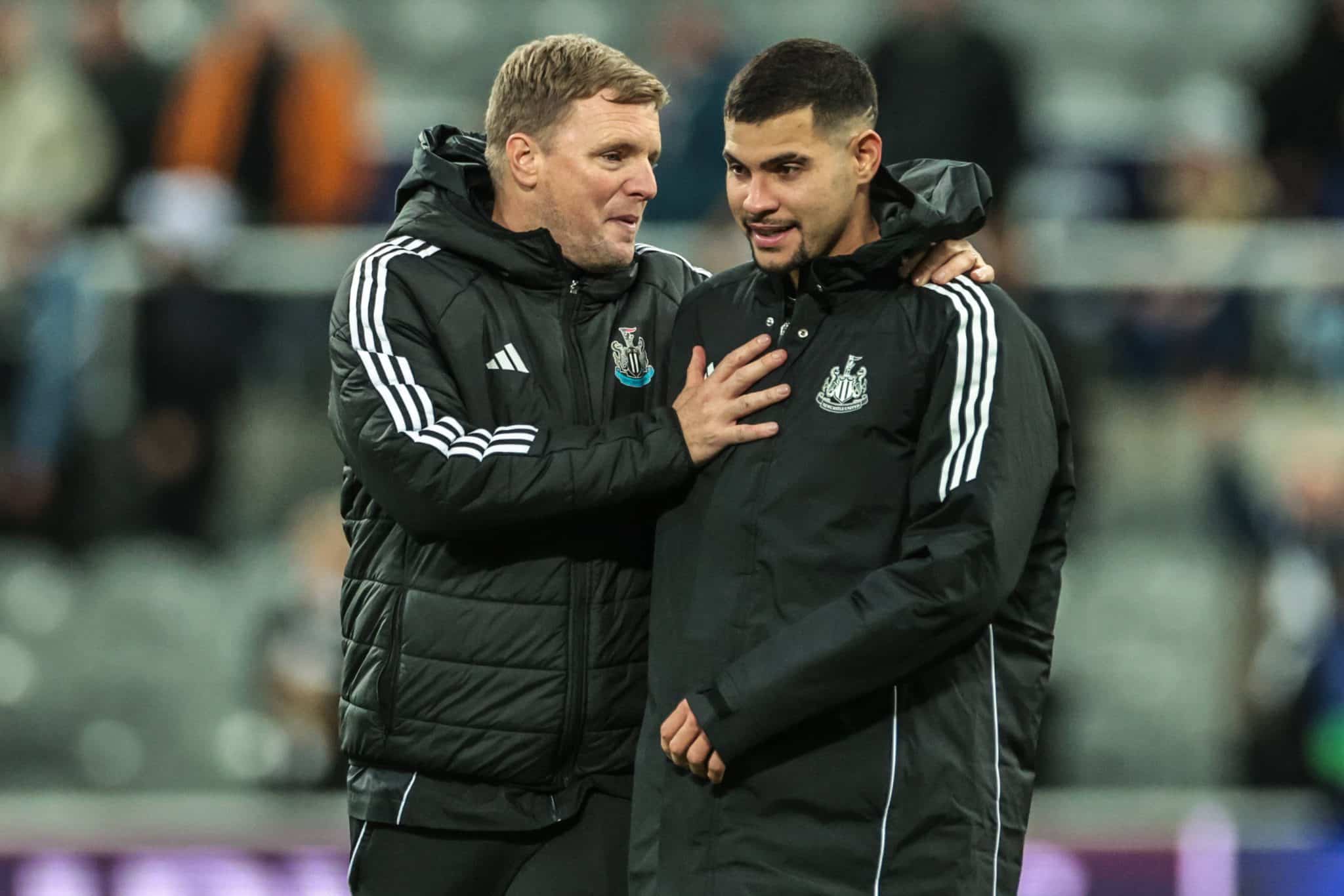 Eddie Howe e Bruno Guimar&atilde;es ap&oacute;s jogo do Newcastle