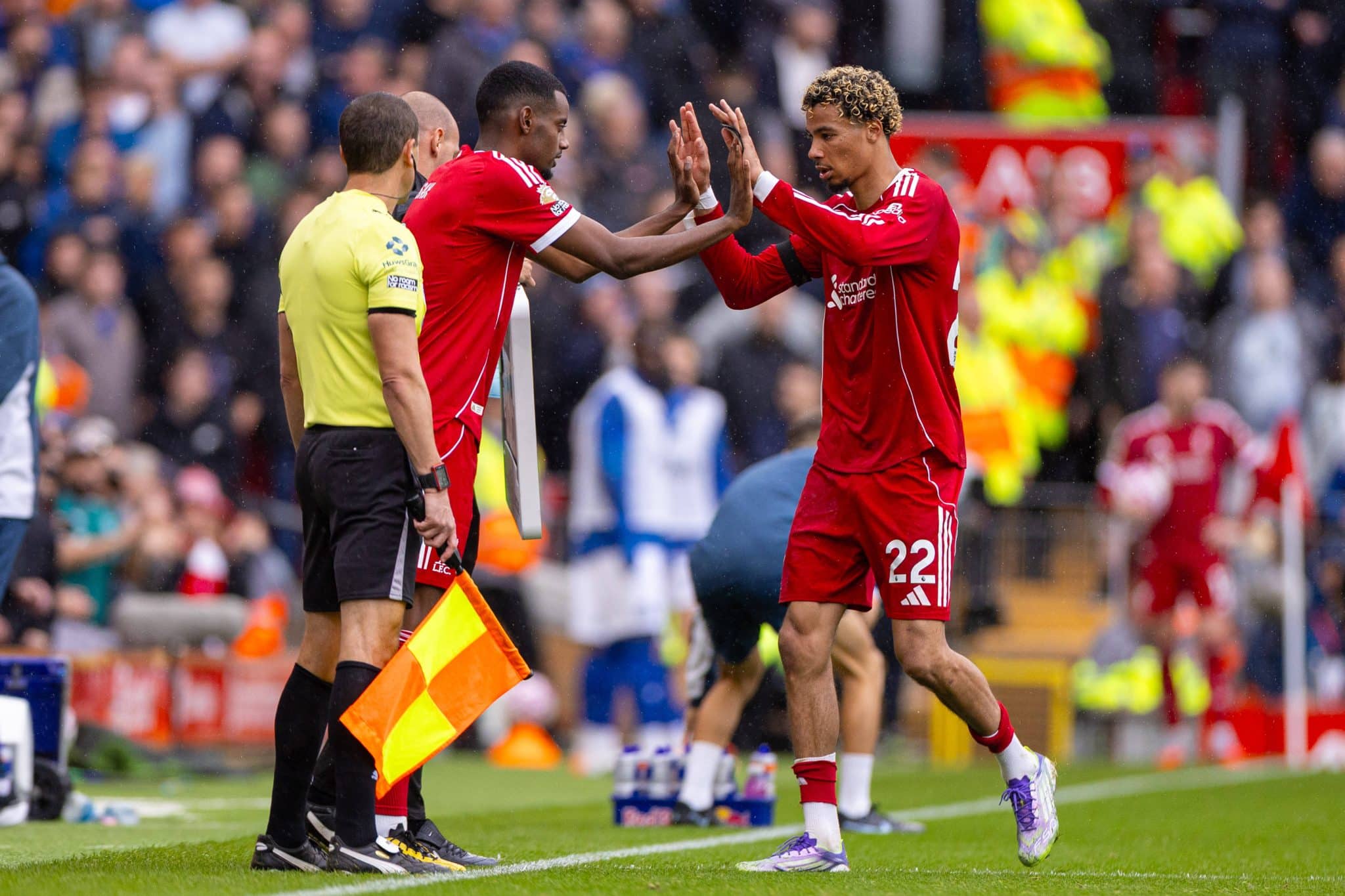 Isak substitui Ekitik&eacute; em jogo do Liverpool