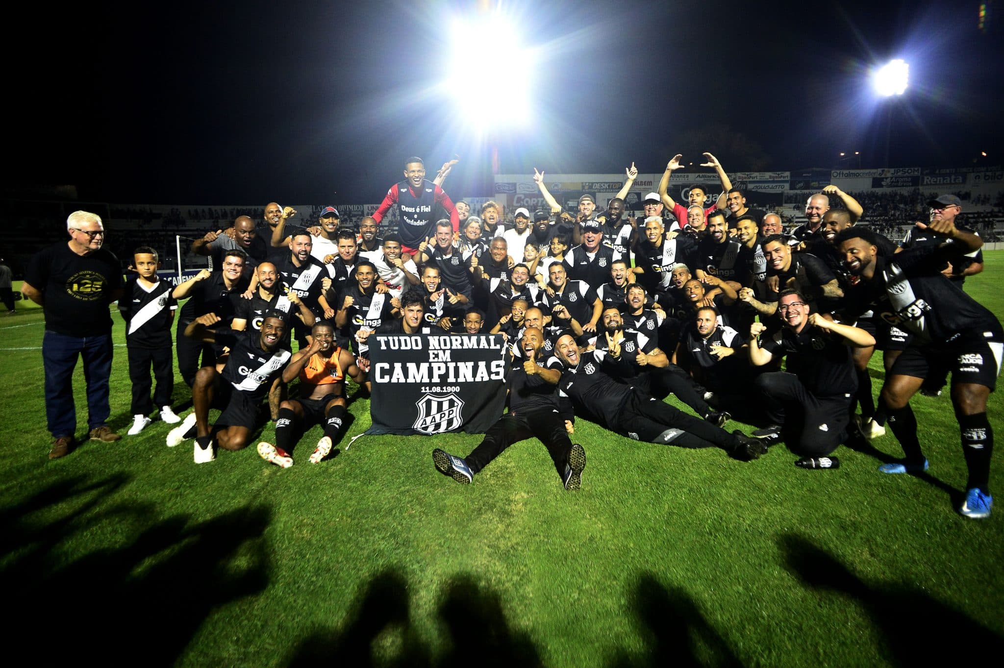 Elenco da Ponte Preta comemora vit&oacute;ria sobre Guarani