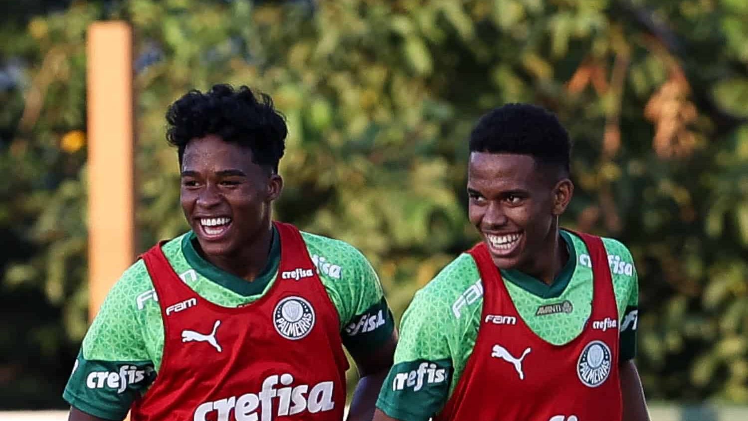 Endrick e Est&ecirc;v&atilde;o em treino do Palmeiras, em 2024