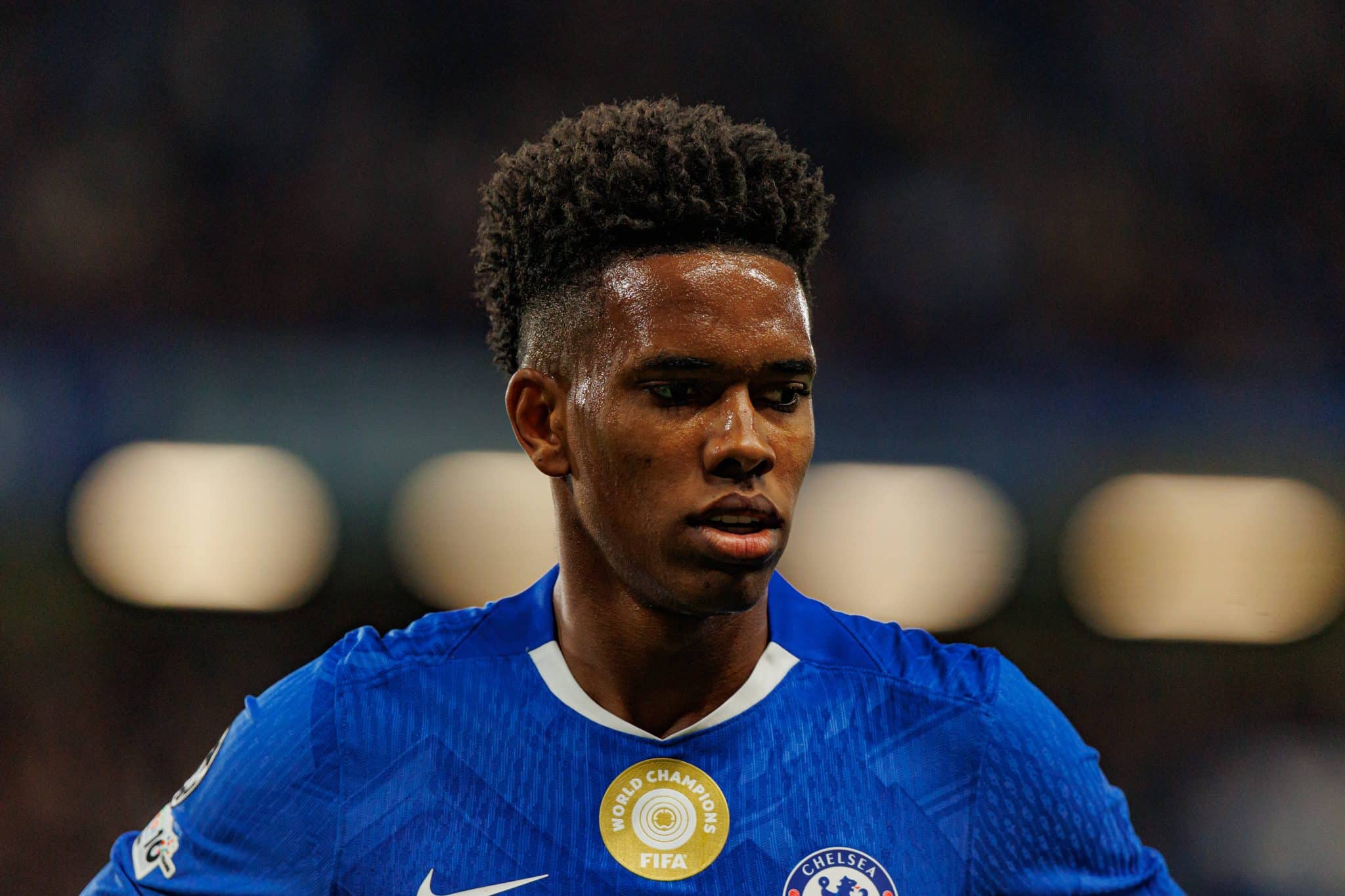 Incr&iacute;vel! 1&ordm; gol de Est&ecirc;v&atilde;o na Premier League decide Chelsea e Liverpool no &uacute;ltimo lance