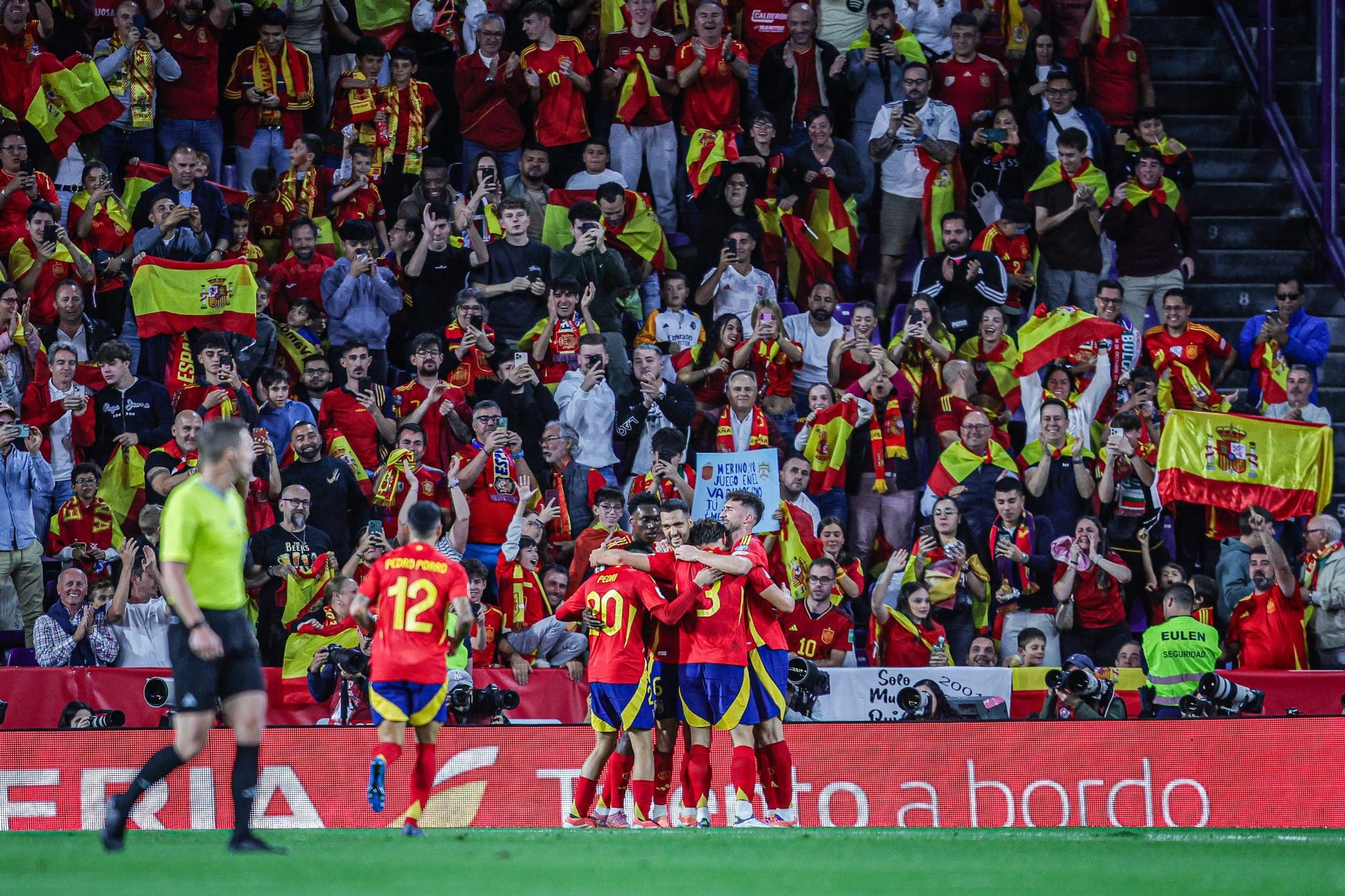 Jogadores da Espanha comemoram gol contra Bulg&aacute;ria