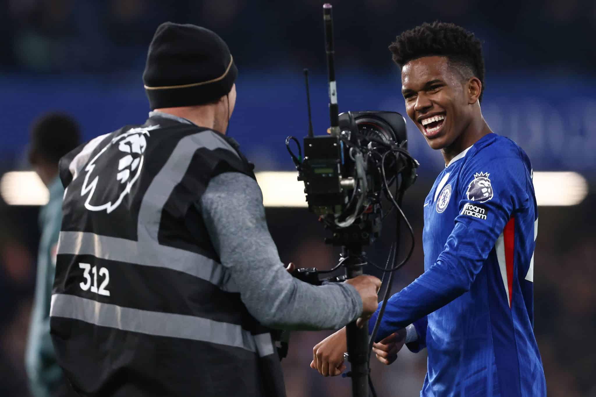 Est&ecirc;v&atilde;o sorri para c&acirc;mera ap&oacute;s decidir vit&oacute;ria contra o Liverpool (Foto: Imago)