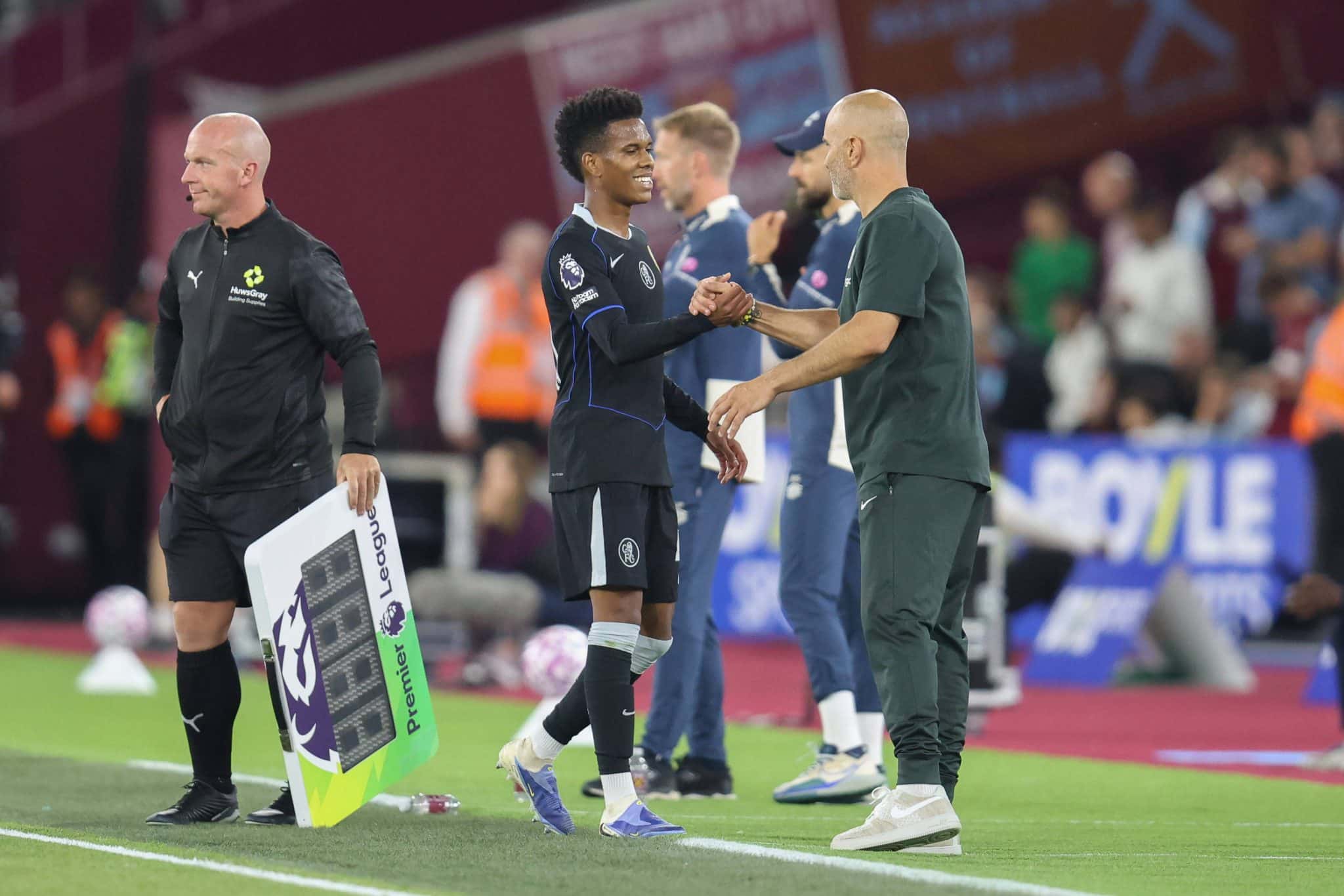Est&ecirc;v&atilde;o e Maresca se cumprimentam durante jogo do Chelsea