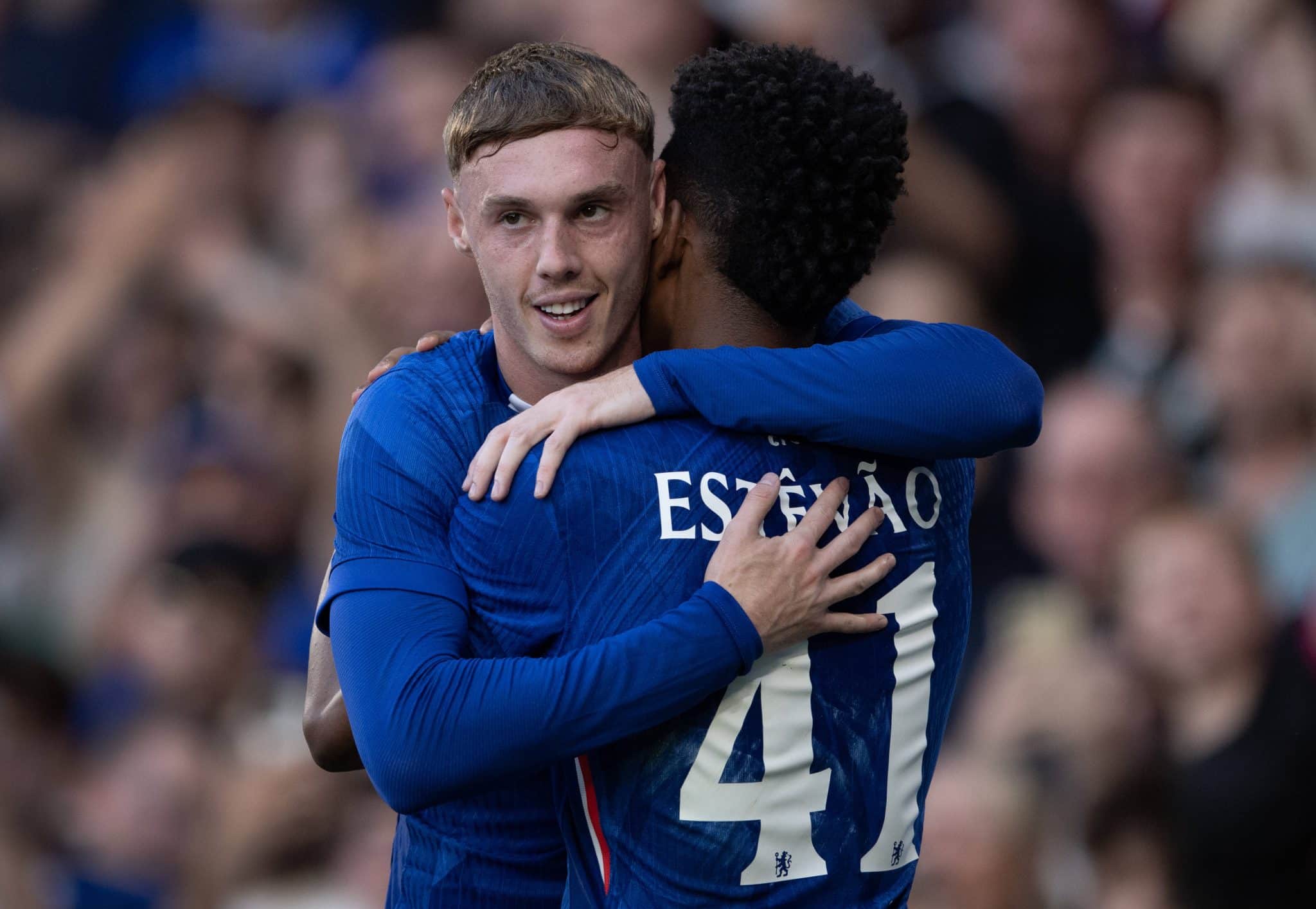 Est&ecirc;v&atilde;o e Palmer se abra&ccedil;am durante jogo do Chelsea