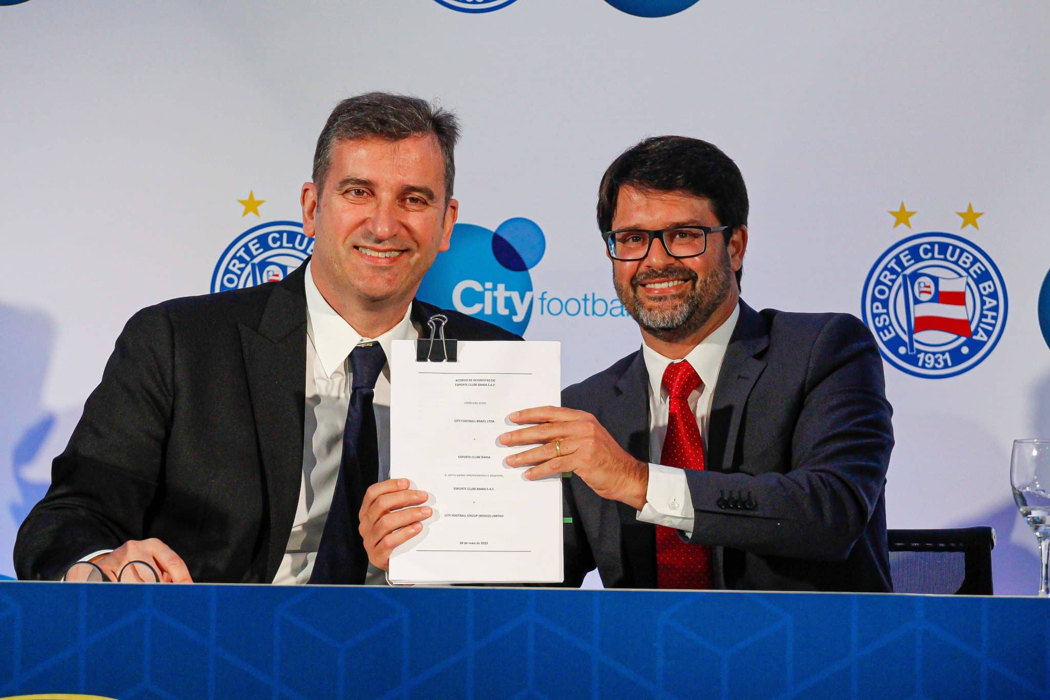 Ferran Soriano, CEO do Grupo City, e Guilherme Bellintani, ent&atilde;o presidente do Bahia, na assinatura da SAF em 2023