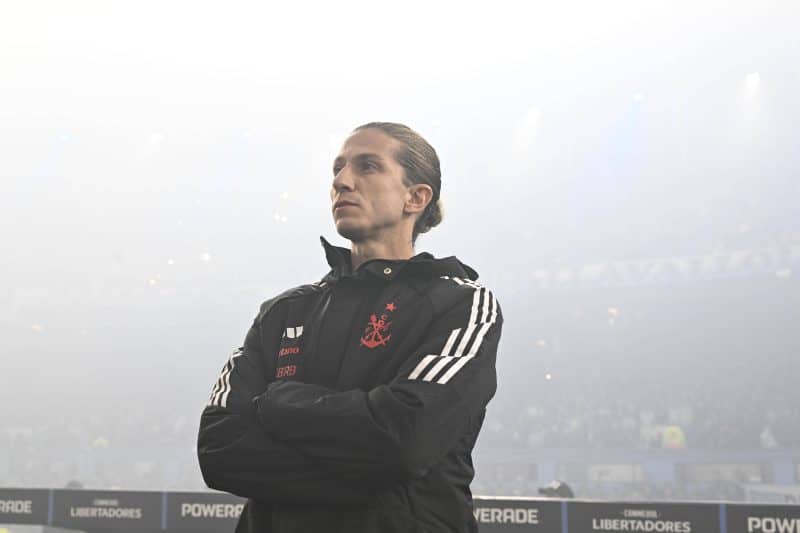 Nem expulsão polêmica tirou vaga na final de um Flamengo que soube domar o ‘inferno azul’