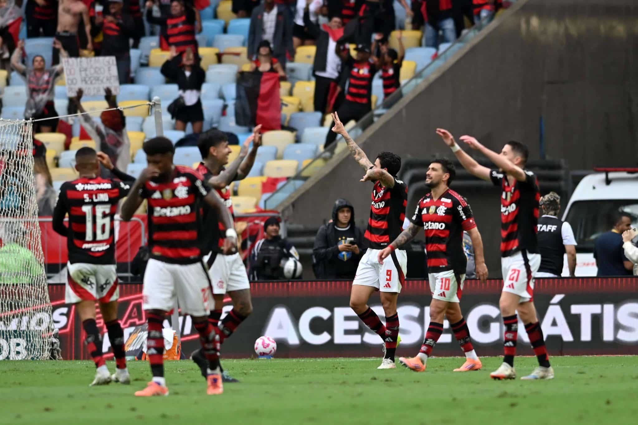 Jogadores do Flamengo celebram gol