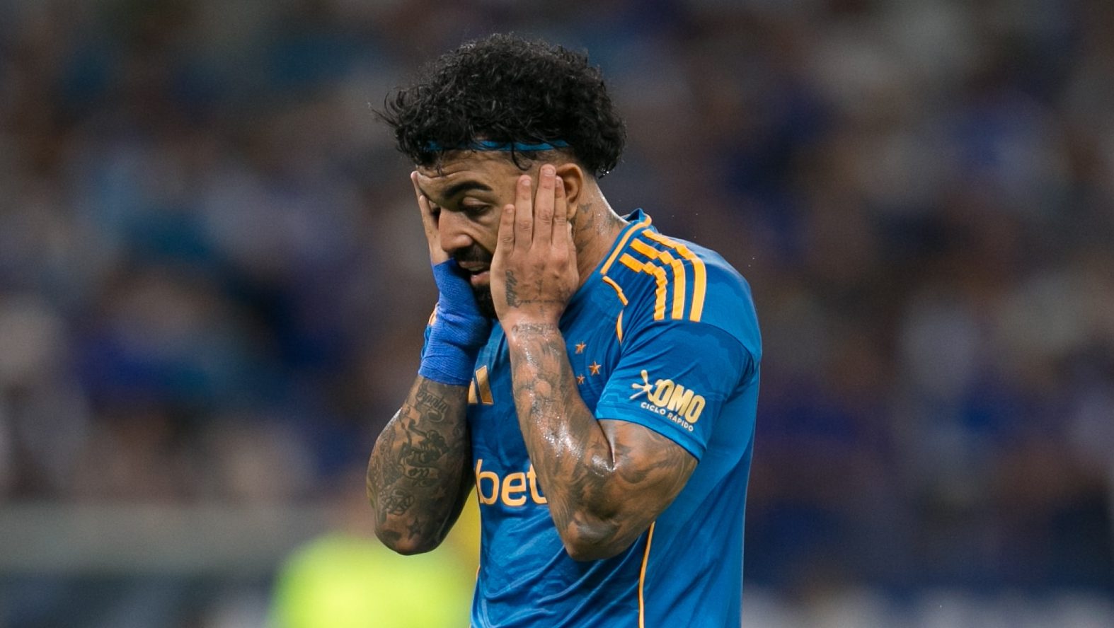 Cruzeiro peca nas defini&ccedil;&otilde;es, trope&ccedil;a no Sport e perde contato com lideran&ccedil;a