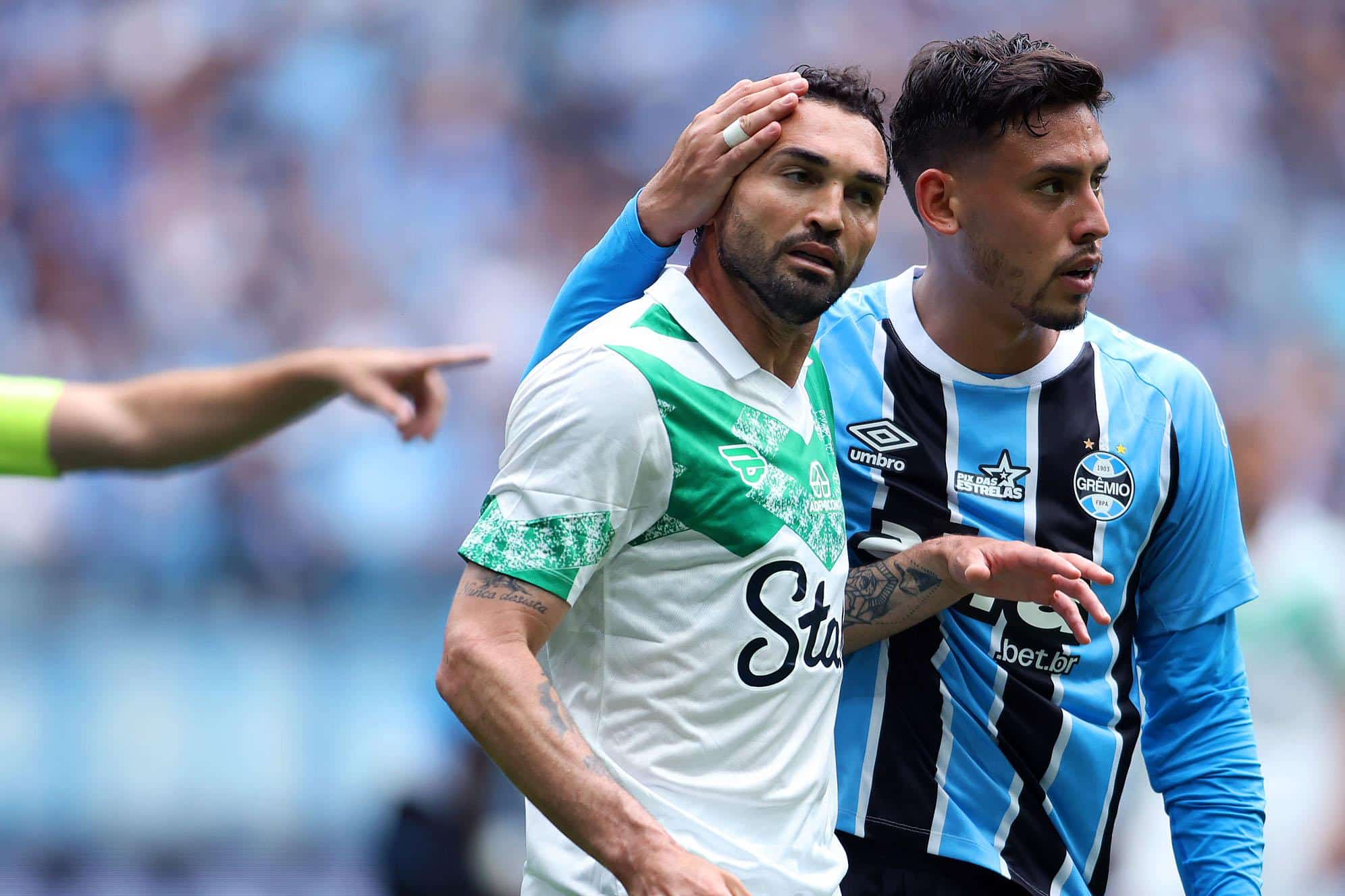 Gilberto, do Juventude, e Noriega, do Gr&ecirc;mio