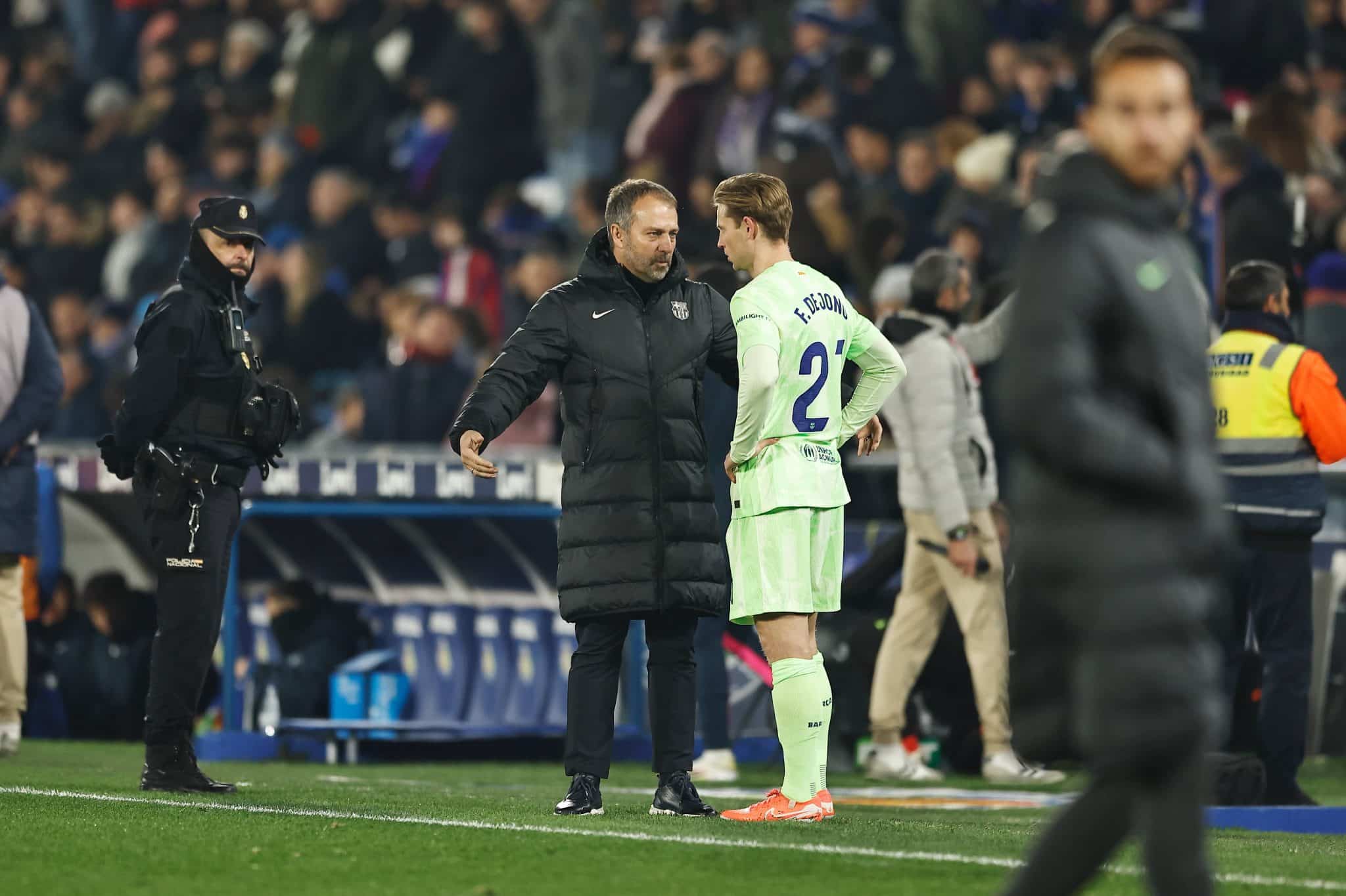 Hansi Flick e De Jong em jogo do Barcelona