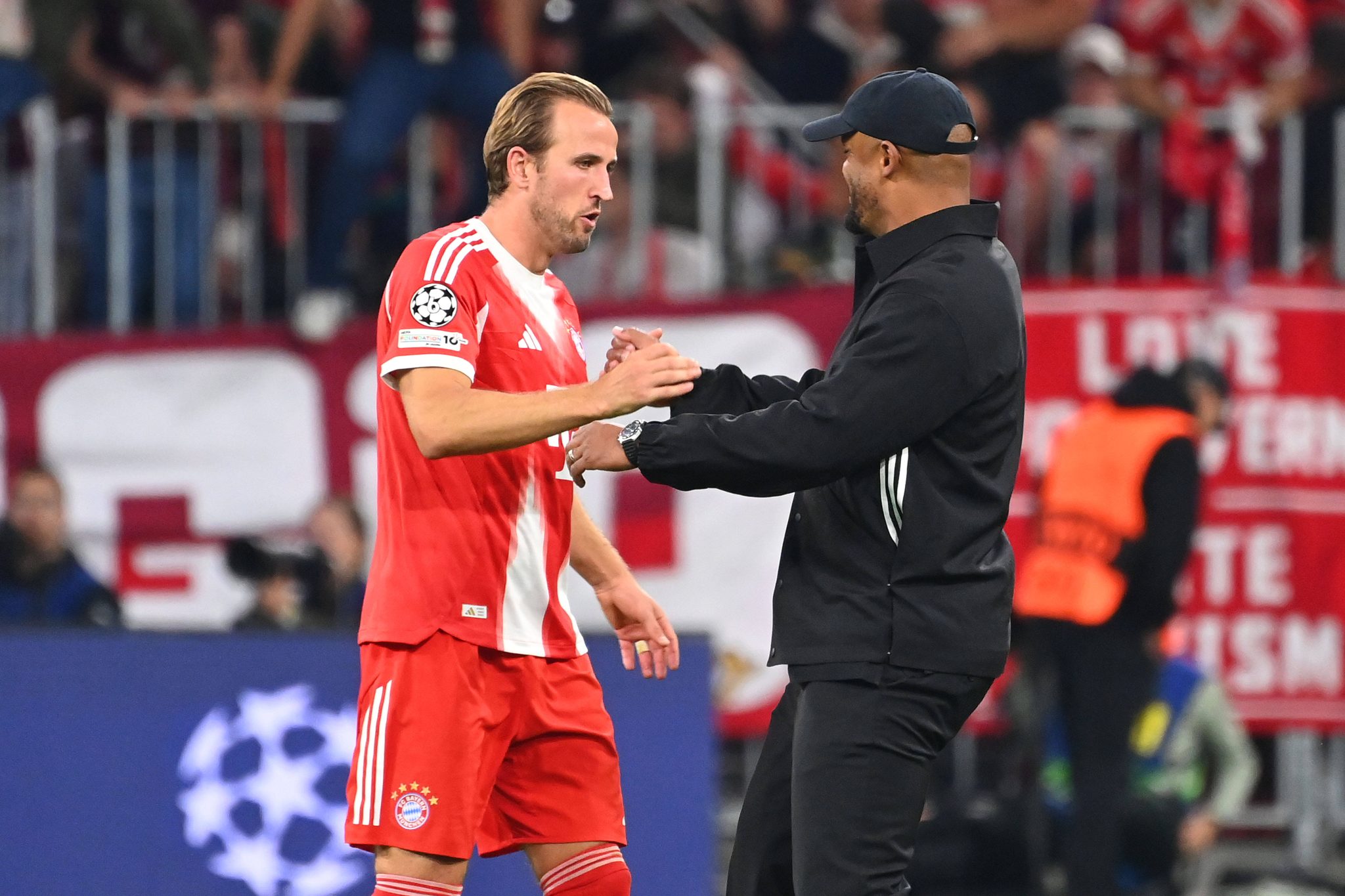 Vincent Kompany e Harry Kane, do Bayern de Munique, se cumprimentam (Foto: IMAGO / Sven Simon)