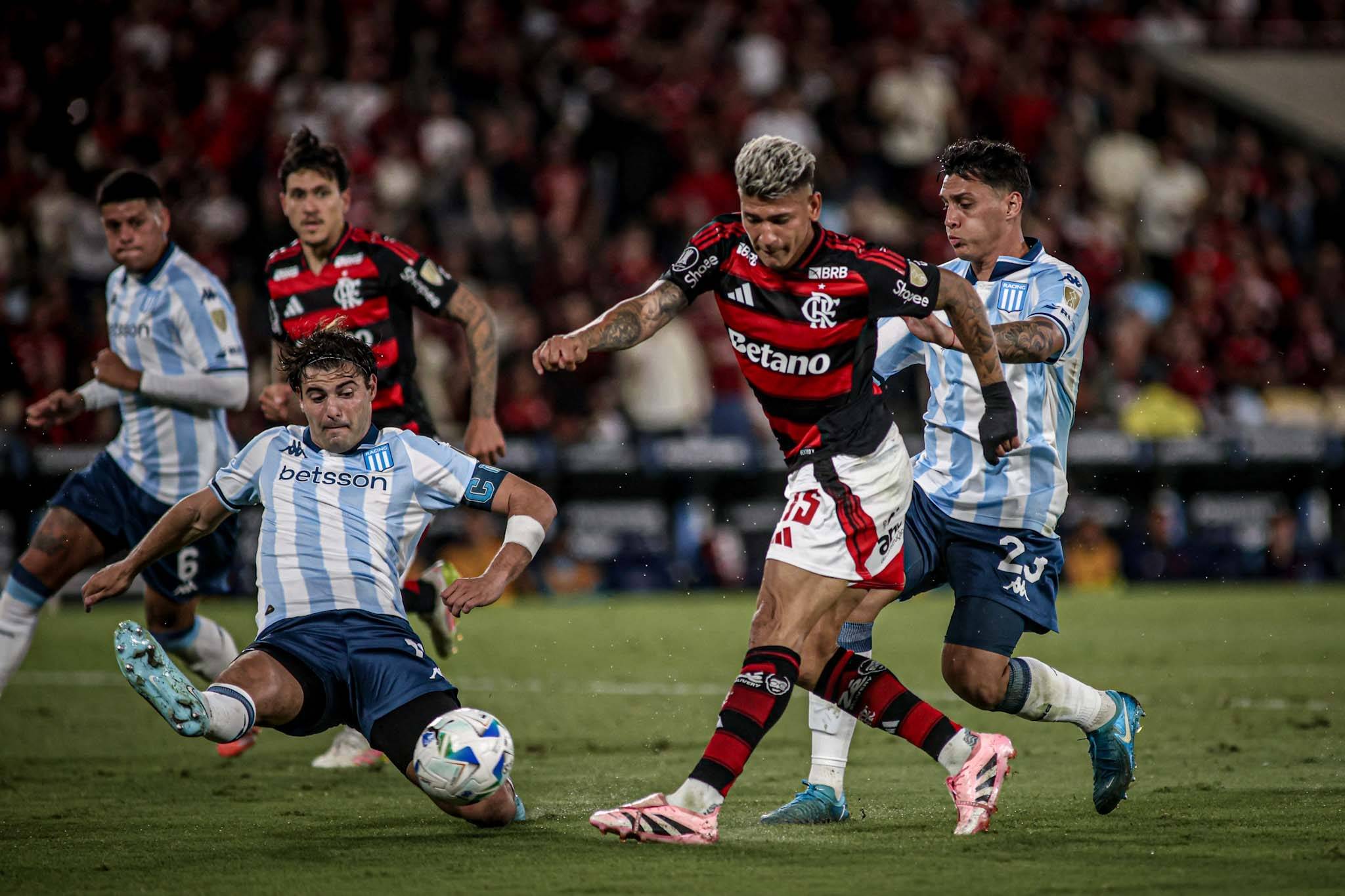 Carrascal garantiu a vit&oacute;ria do Flamengo sobre o Racing (Foto: Imago)