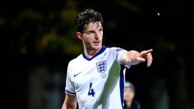 Campanha perfeita classifica Inglaterra &agrave; Copa do Mundo em meio a aus&ecirc;ncias e briga com torcida