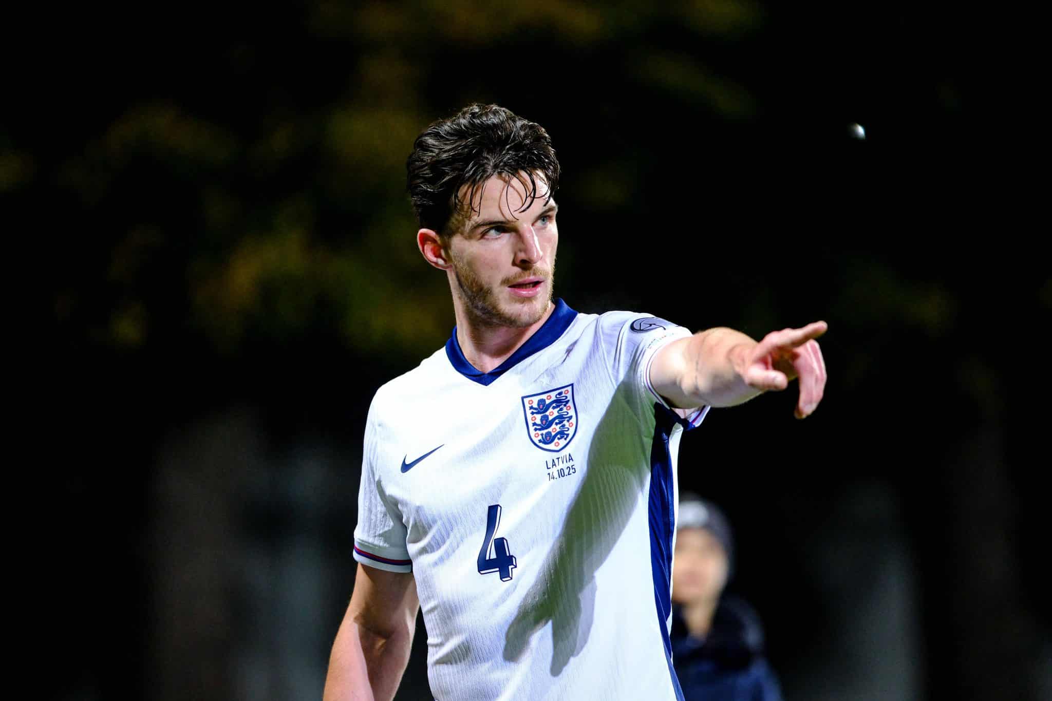 Campanha perfeita classifica Inglaterra &agrave; Copa do Mundo em meio a aus&ecirc;ncias e briga com torcida