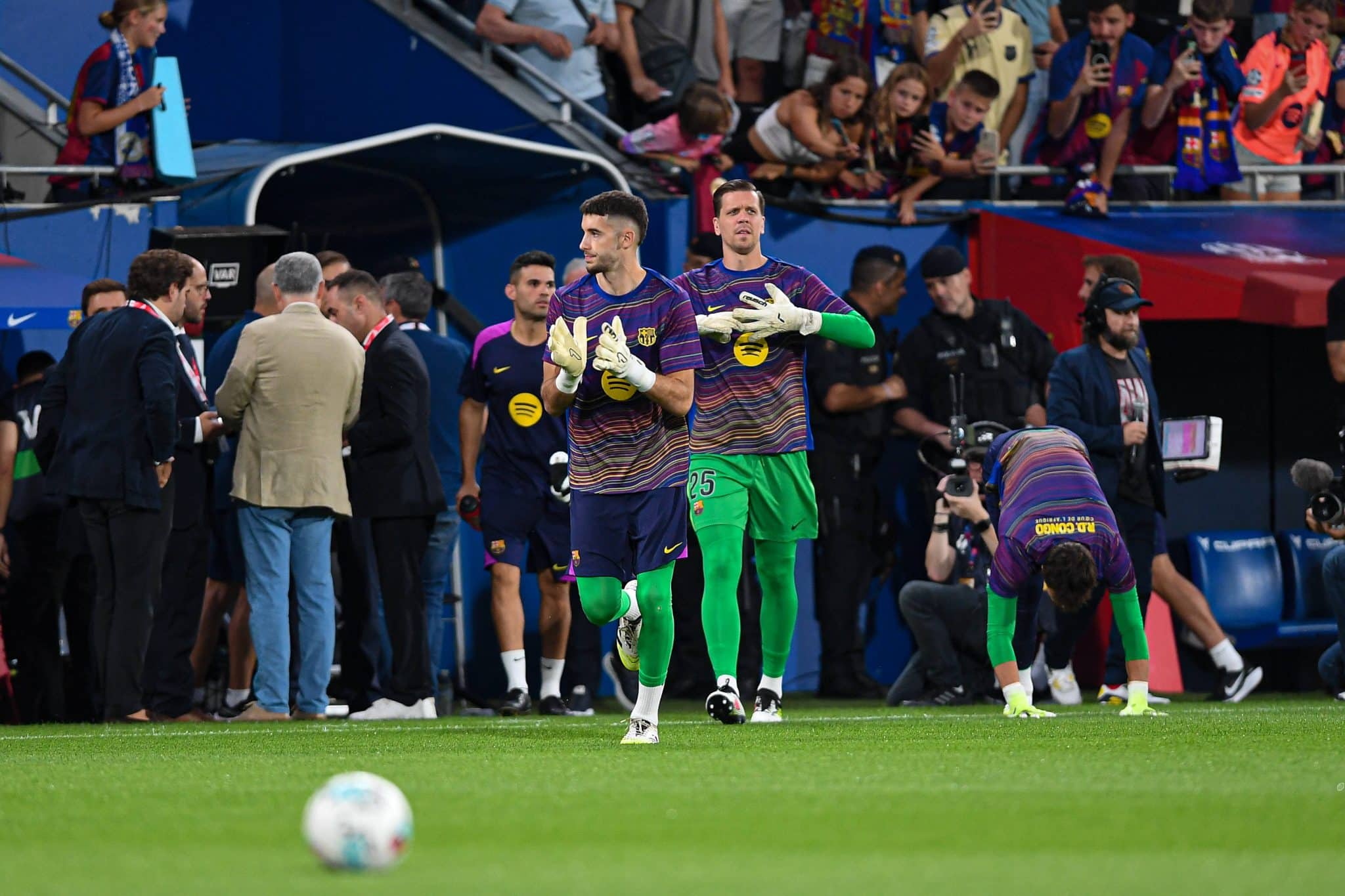 Joan Garc&iacute;a e Szczesny antes de jogo do Barcelona