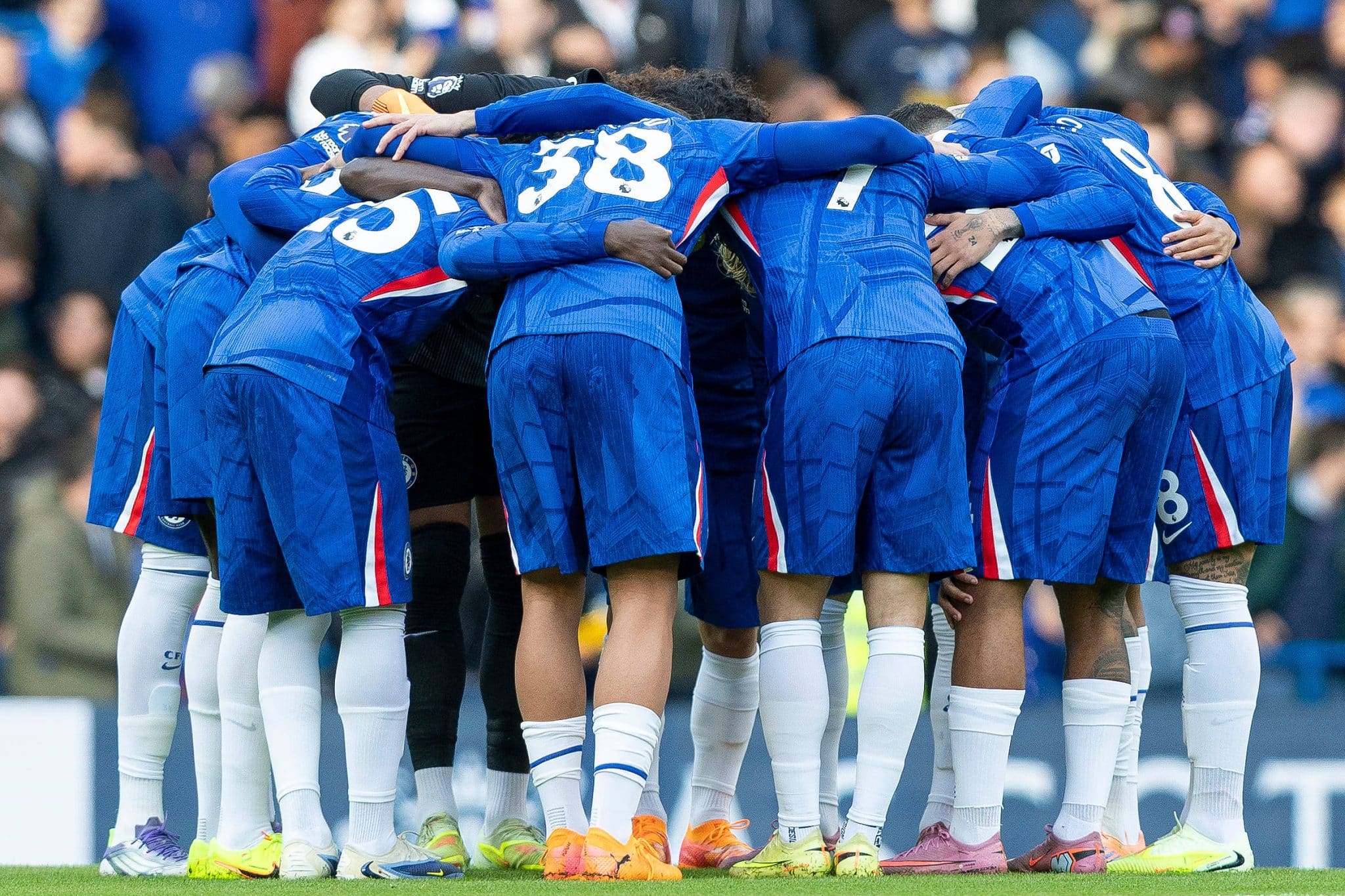 Jogadores do Chelsea reunidos antes do apito inicial